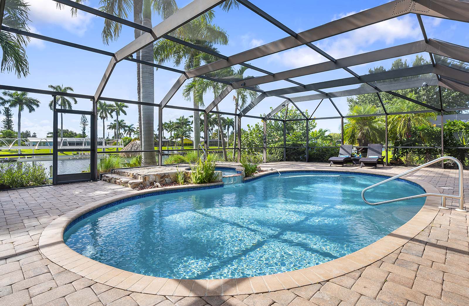 Blick auf den Kanal mit privatem Bootsdock und Bootslift.