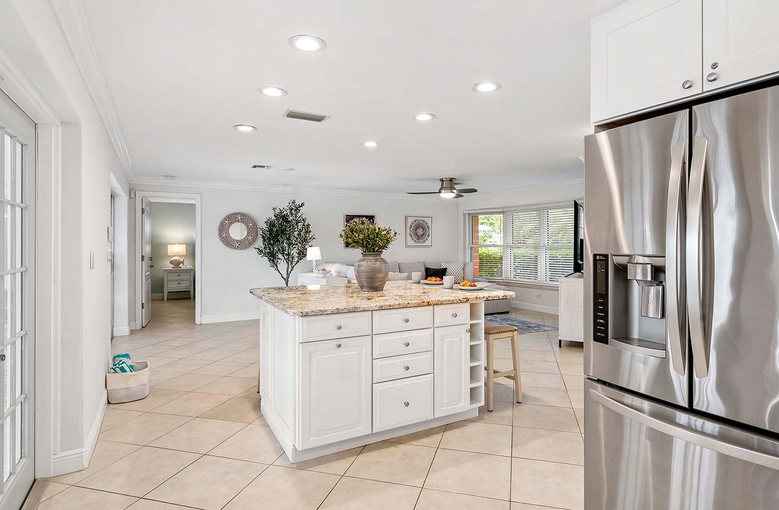 Blick auf den Kanal mit privatem Bootsdock und Bootslift.