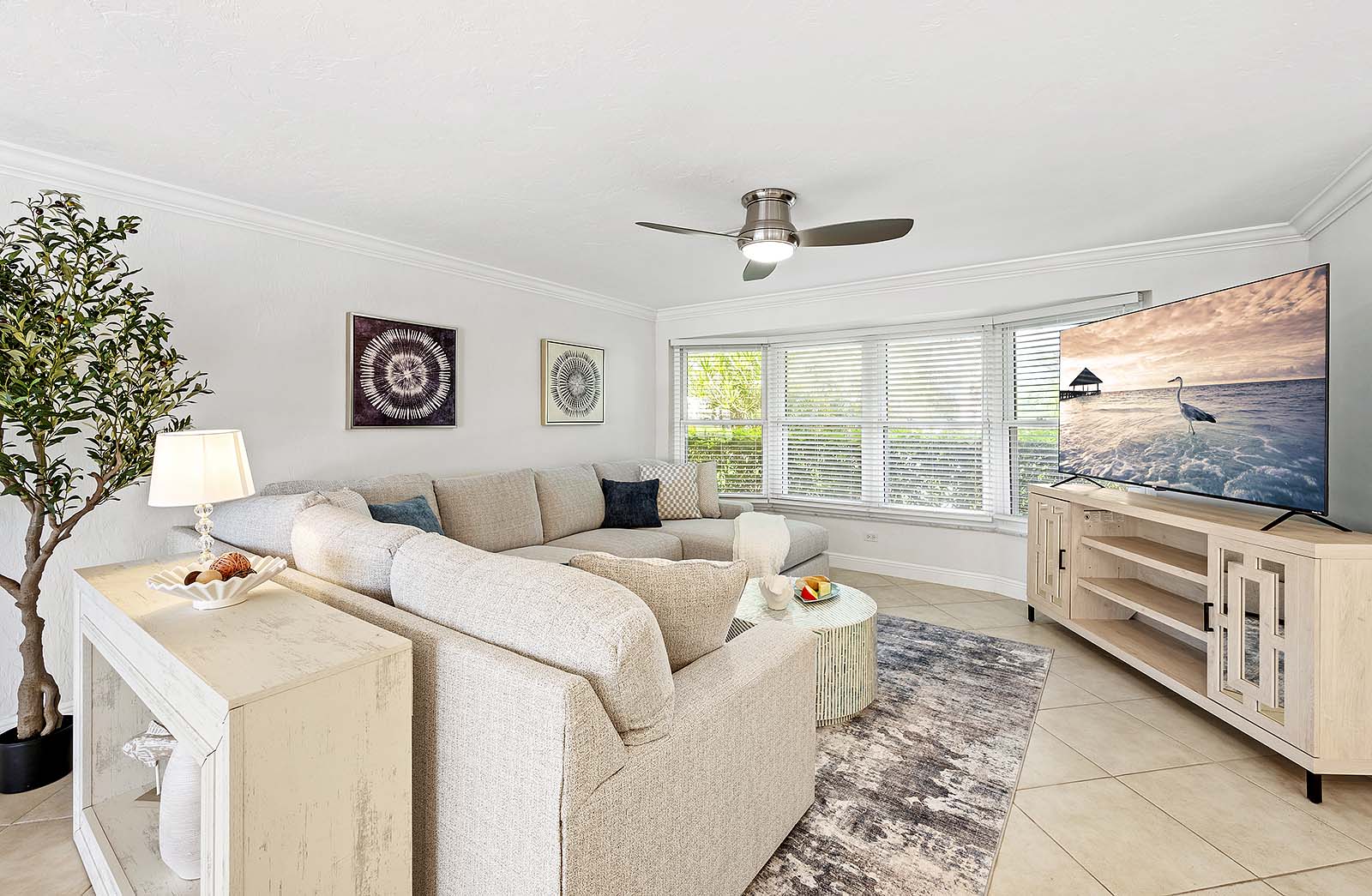 Blick auf den Kanal mit privatem Bootsdock und Bootslift.