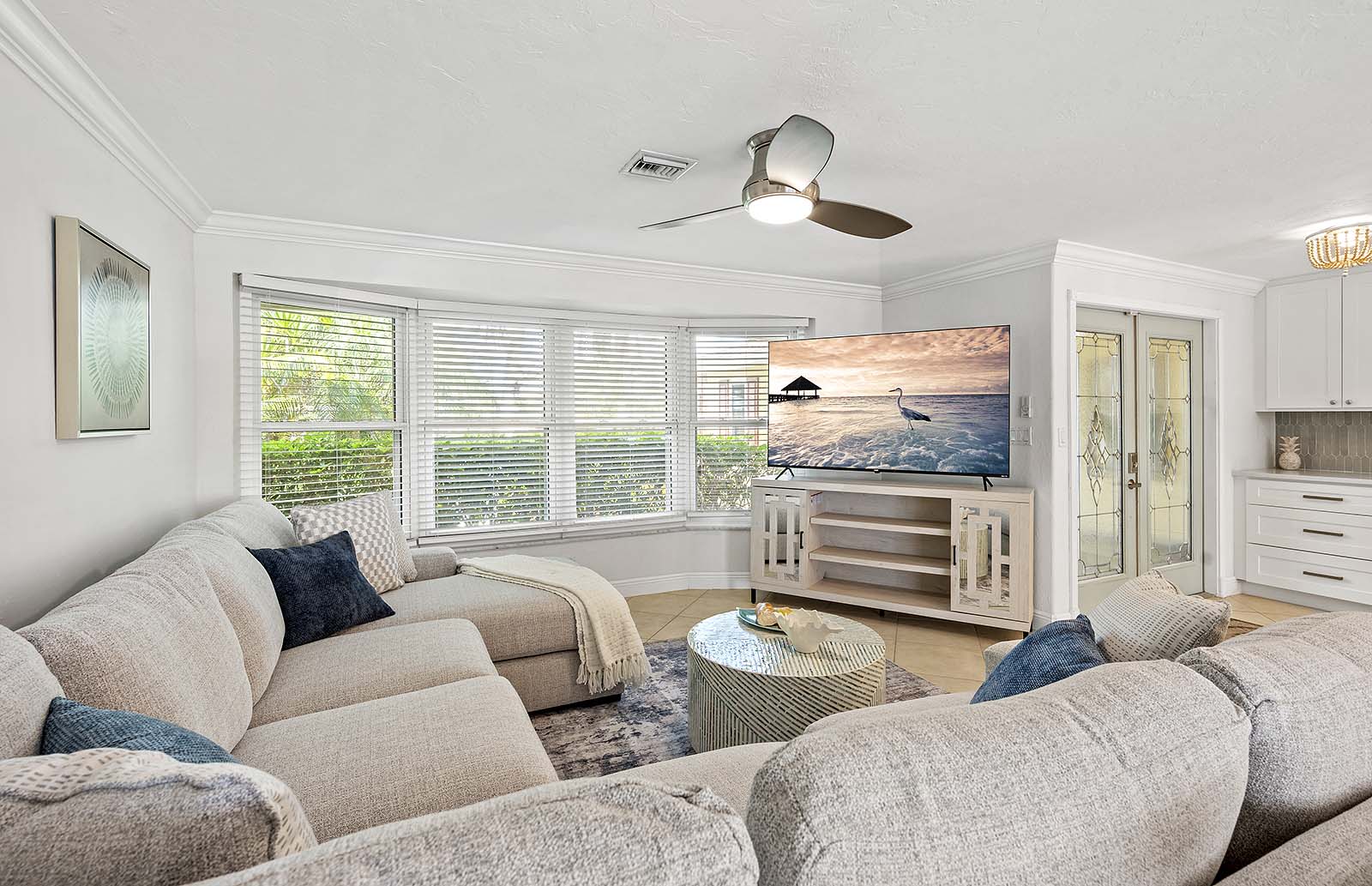 Blick auf den Kanal mit privatem Bootsdock und Bootslift.