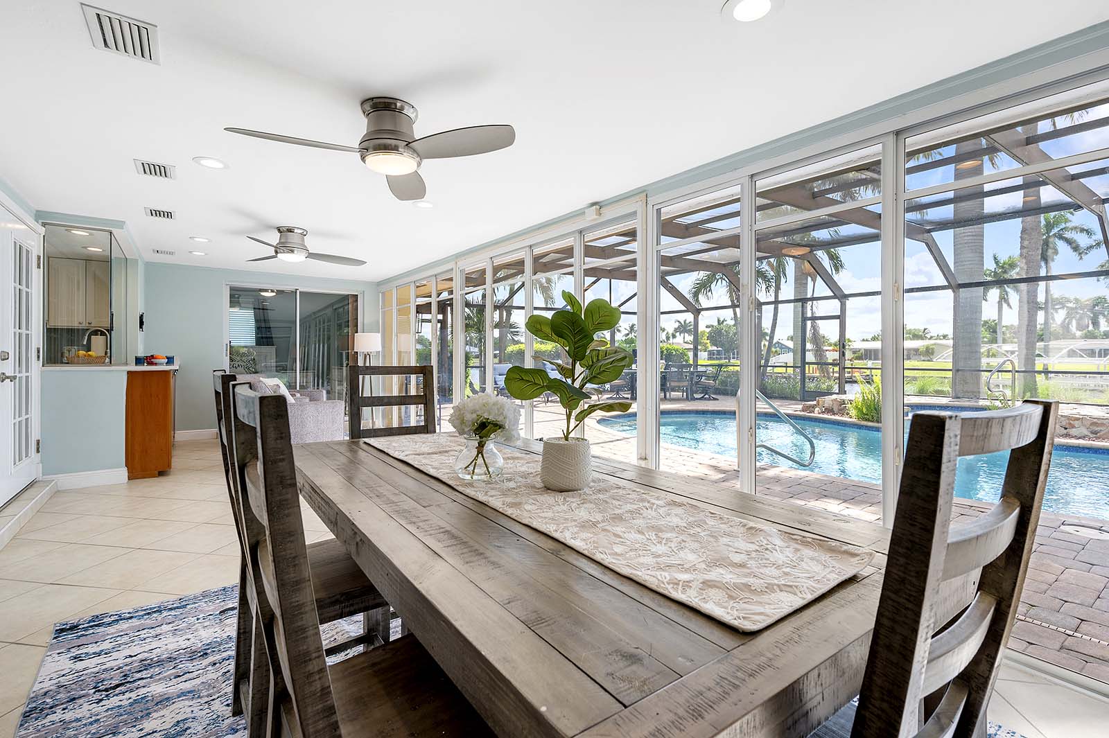 Blick auf den Kanal mit privatem Bootsdock und Bootslift.