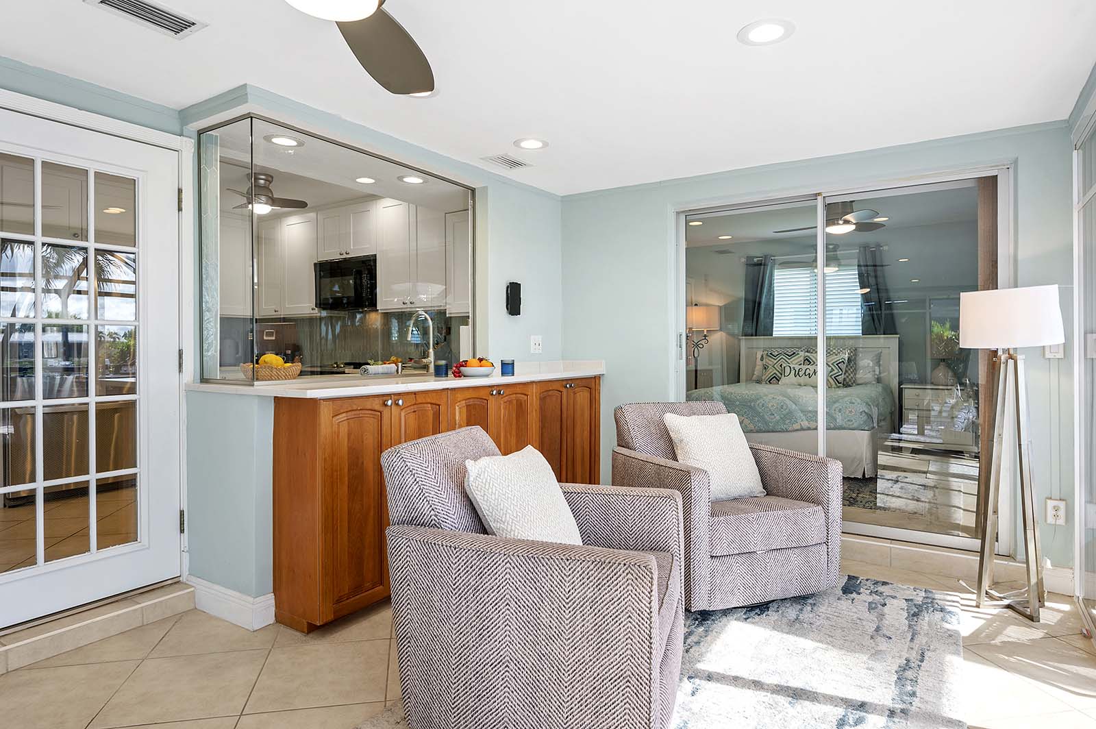 Privates Bootsdock mit Bootslift am Kanal.