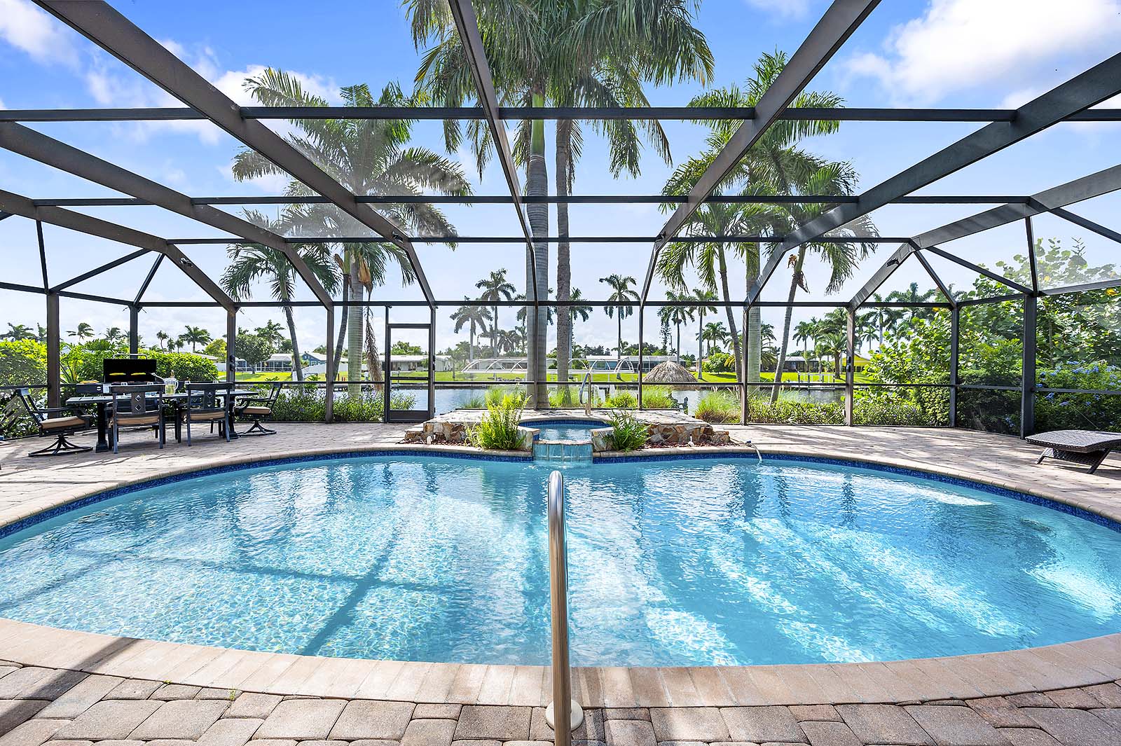 Bootsdock mit Bootslift am Kanal.