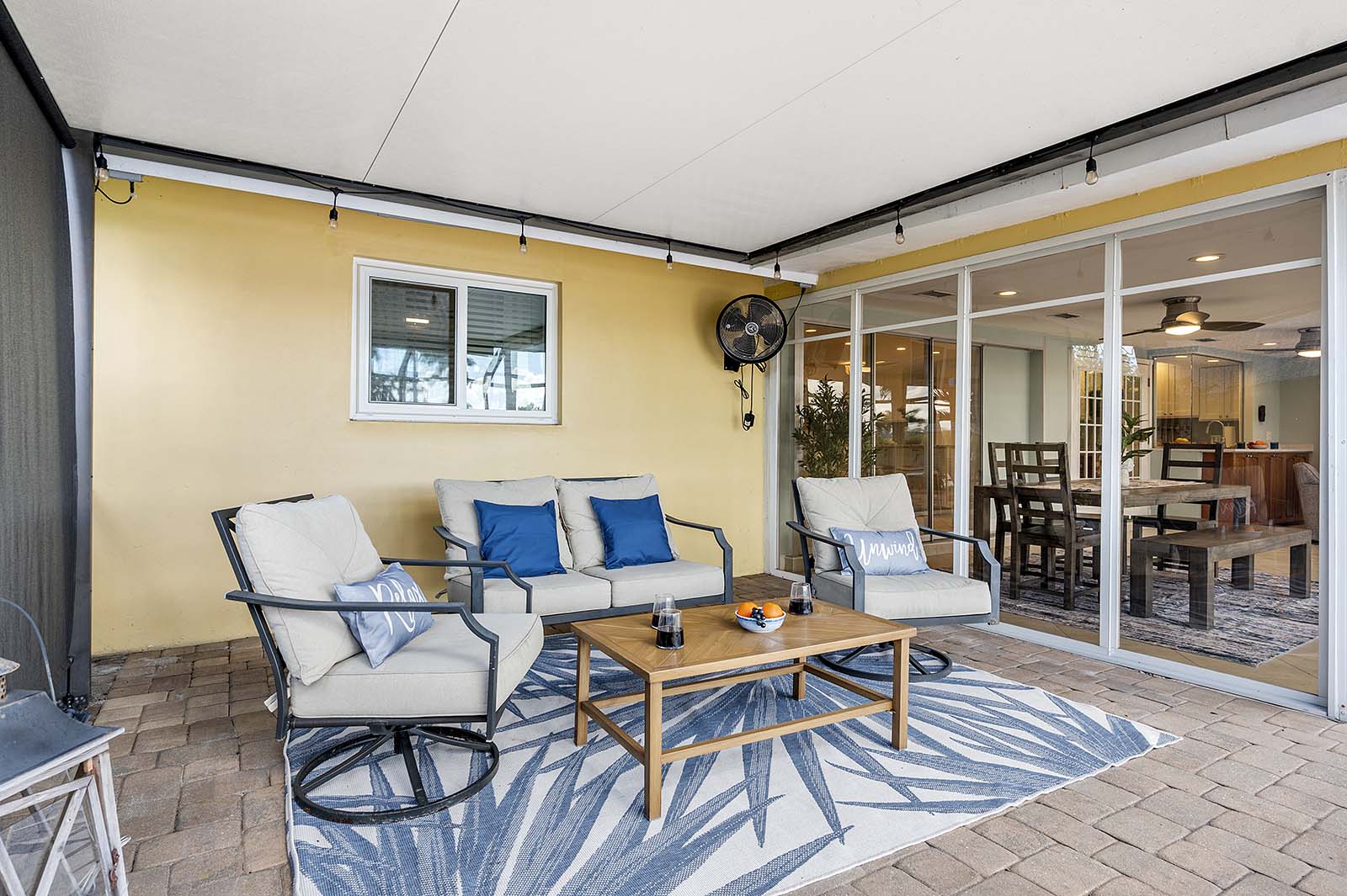 Privates Bootsdock mit Bootslift am Kanal.