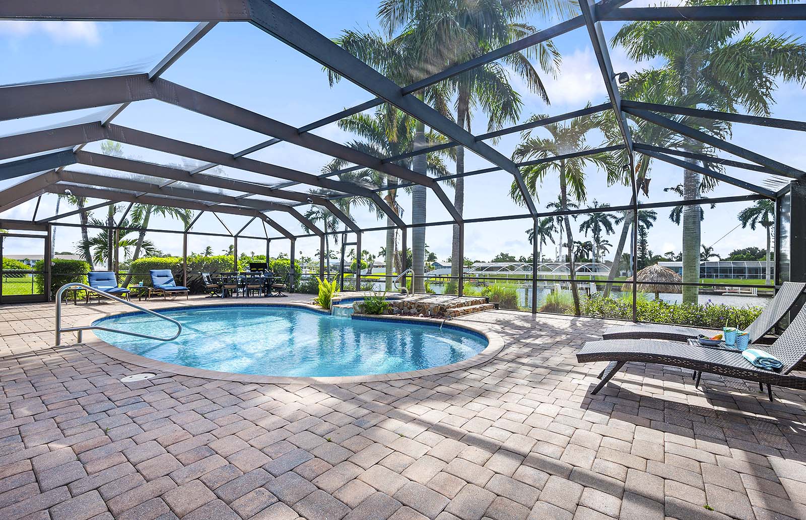 Blick auf den Kanal mit privatem Bootsdock und Bootslift.