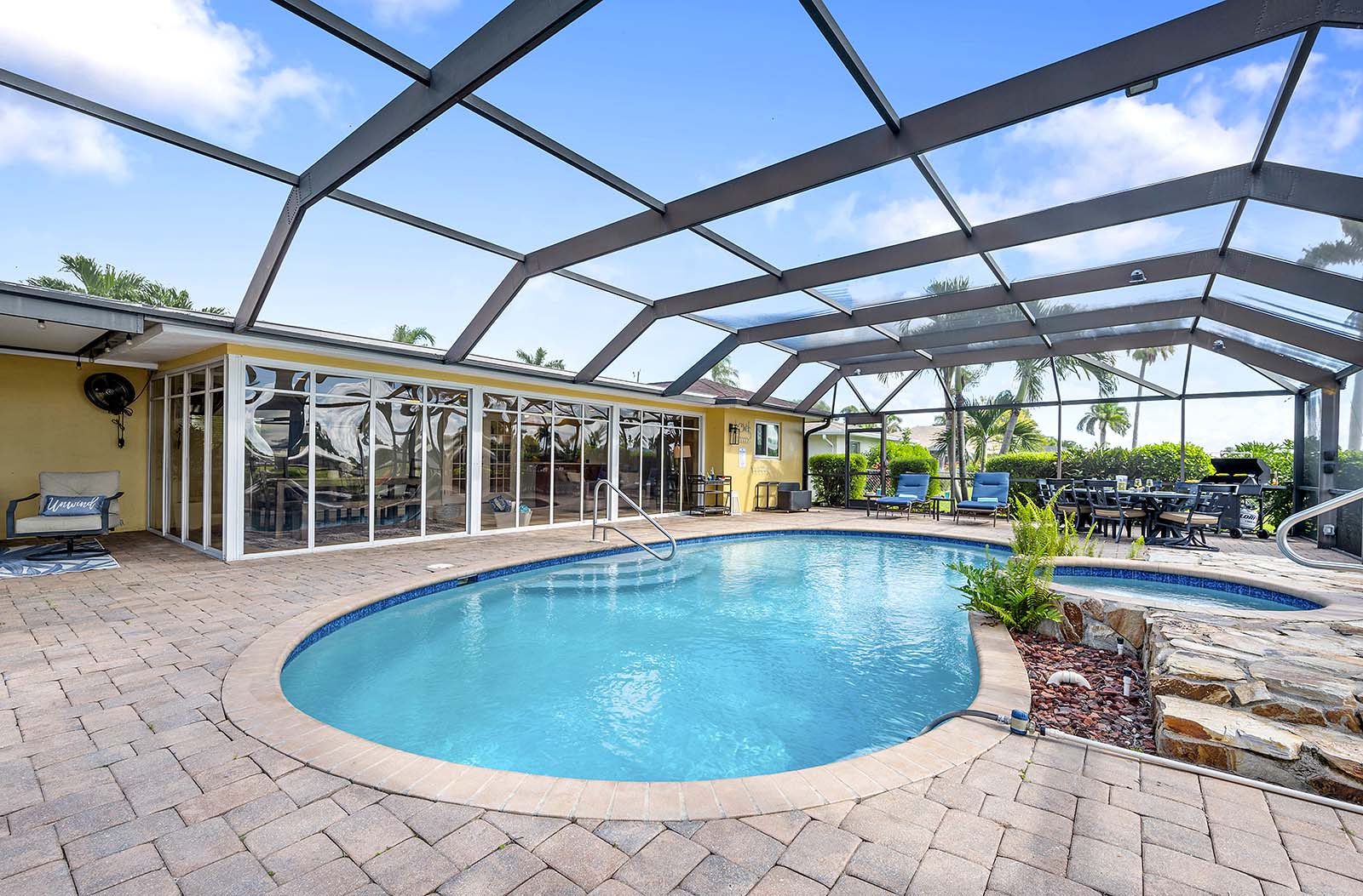 Sonnenaufgang über dem Kanal vom waterfront Grundstück aus (Ostausrichtung).