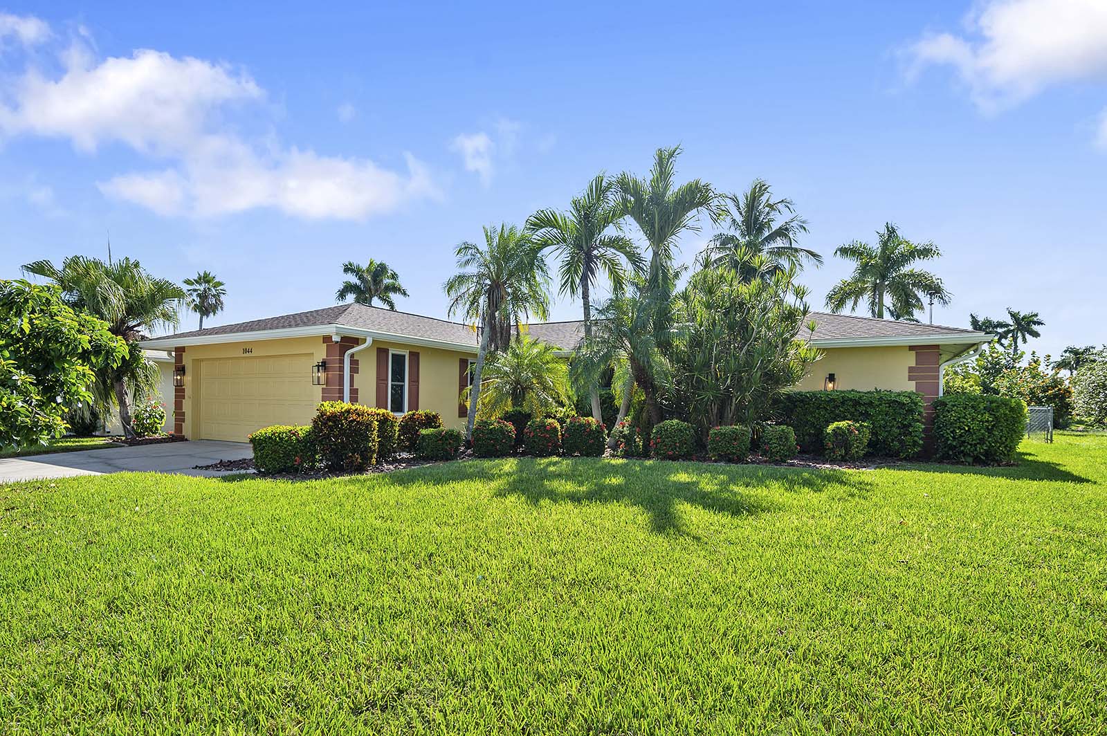 Bootsdock mit Bootslift am Kanal (Gulf Access) in SE Cape Coral.
