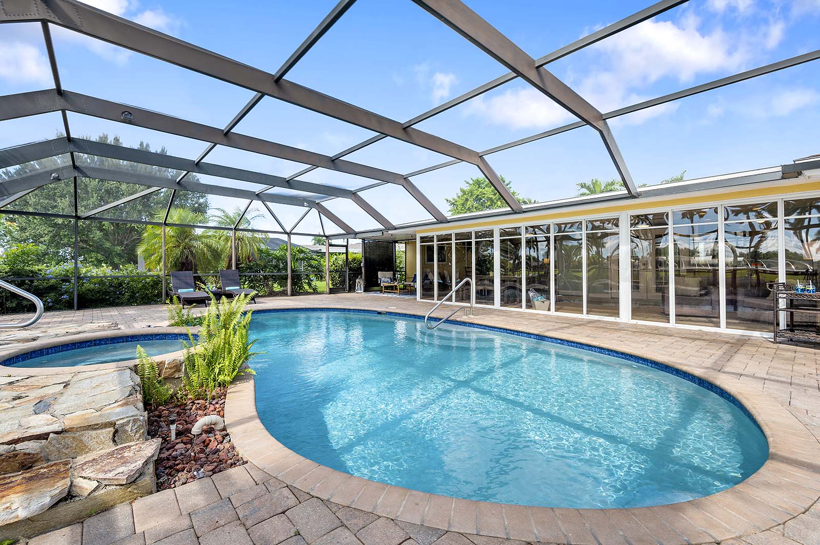 Privates Bootsdock mit Bootslift am Kanal.