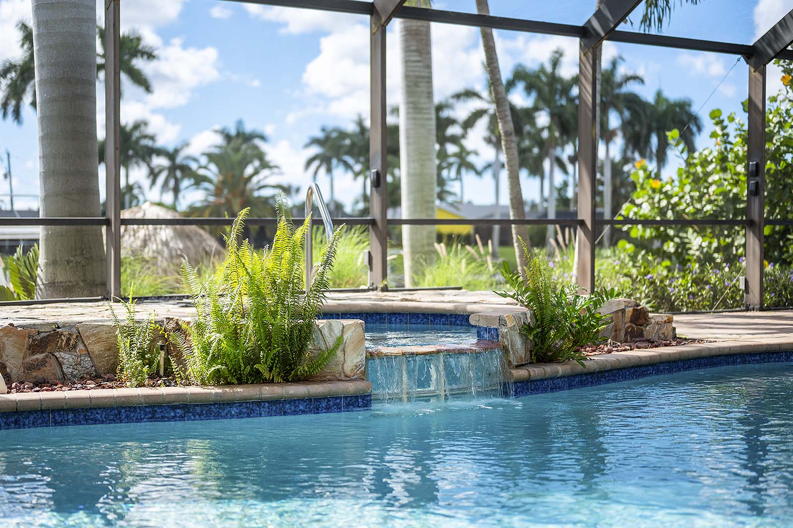 Blick auf den Kanal am Morgen mit privatem Bootsdock und Bootslift.