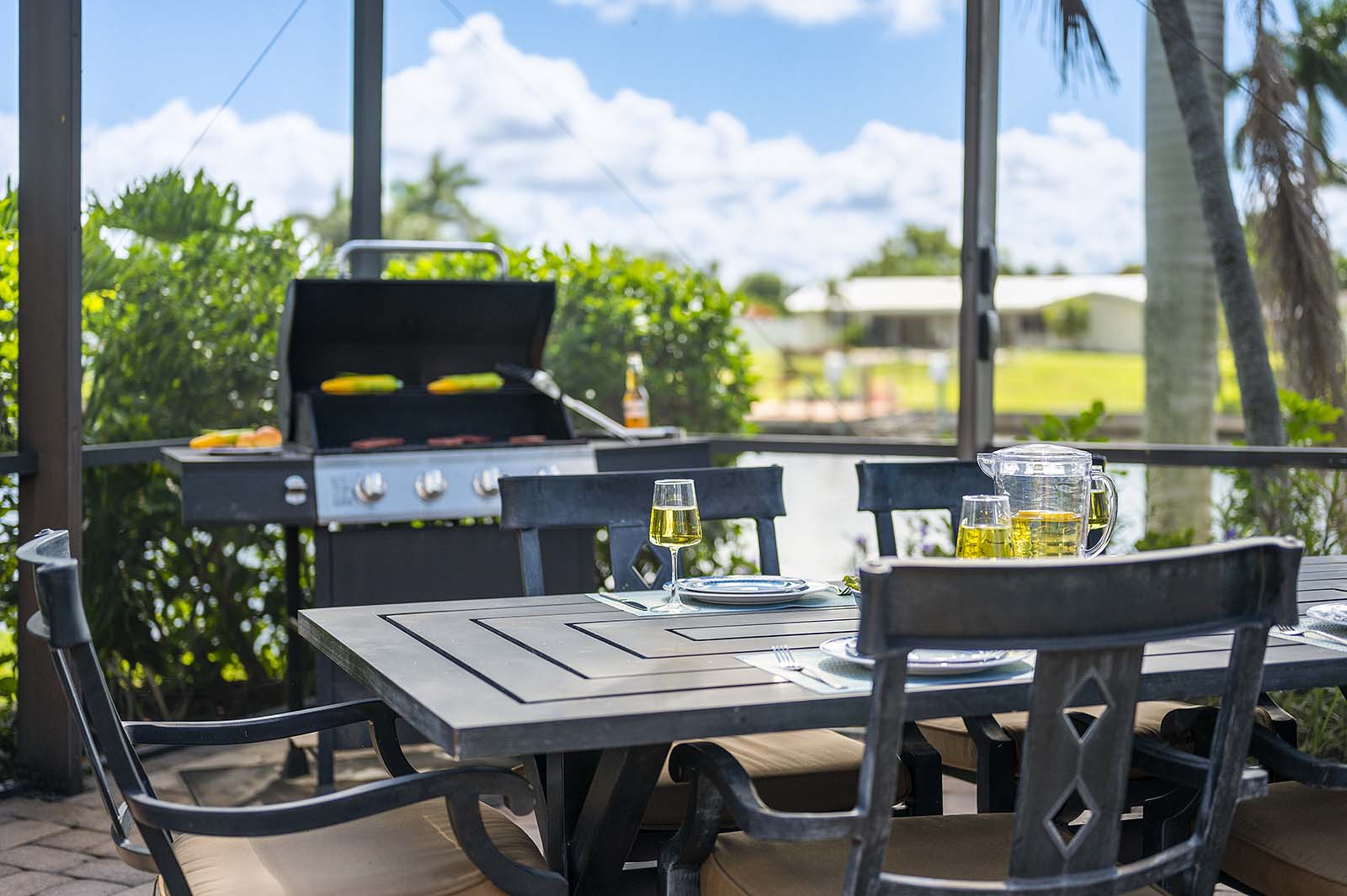 Bootsdock mit Bootslift am Kanal (Gulf Access) in SE Cape Coral.