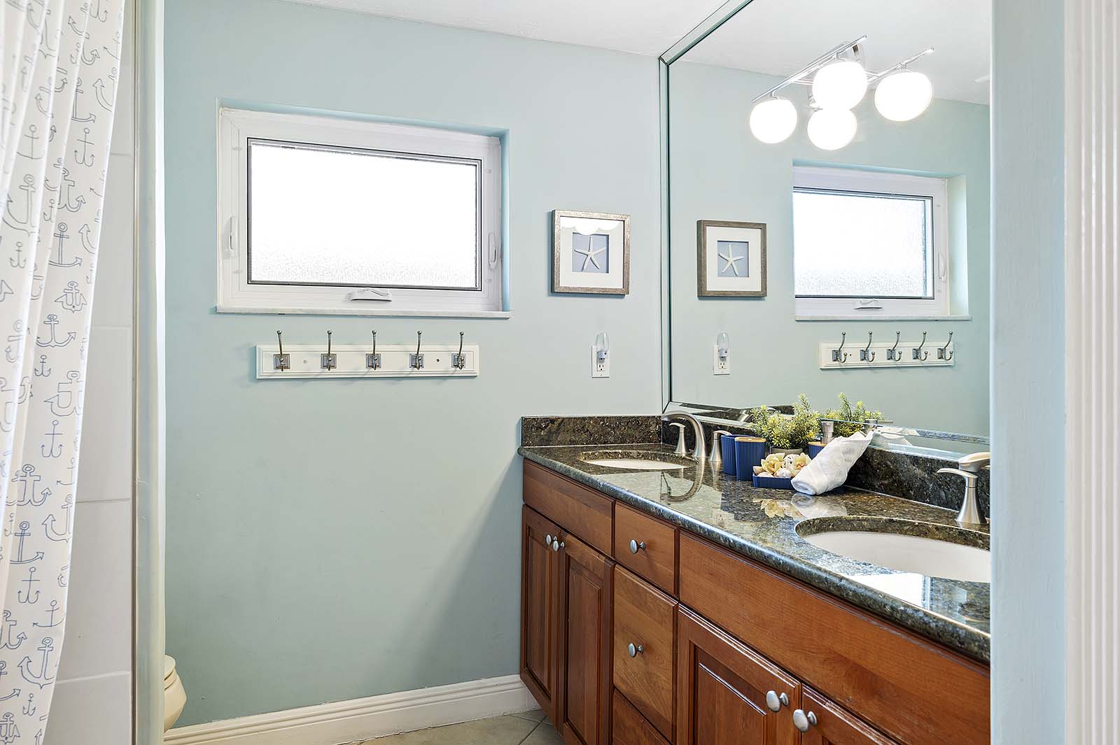 Bootsdock am Kanal mit Bootslift und Blick aufs Wasser.