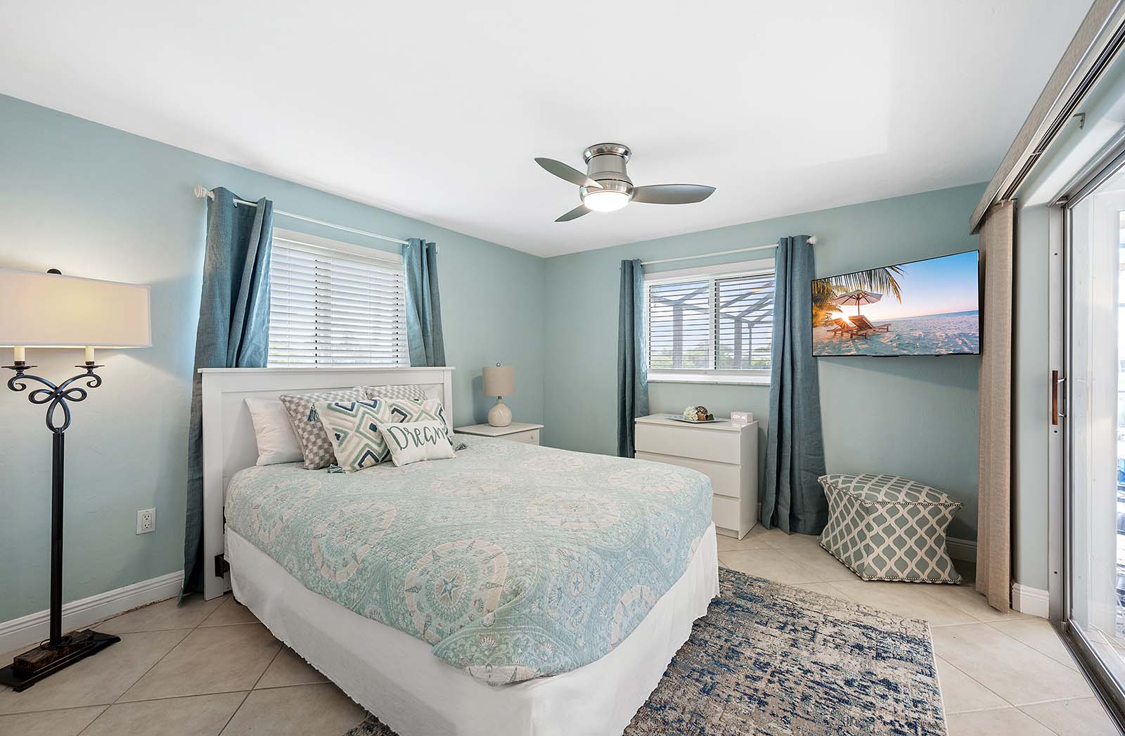 Blick auf den Kanal mit privatem Bootsdock und Bootslift.