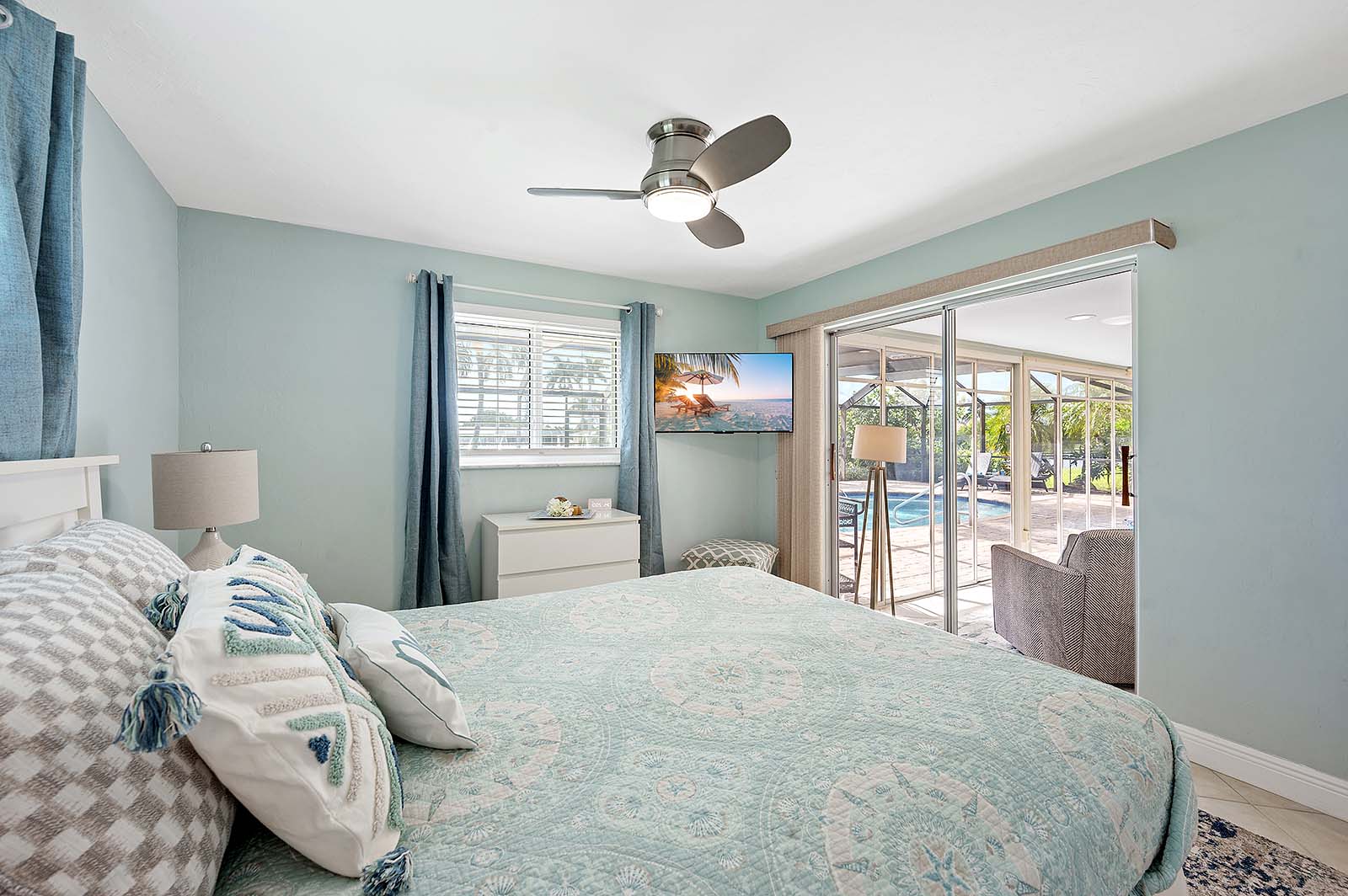 Privates Bootsdock mit Bootslift am Kanal (Gulf Access).