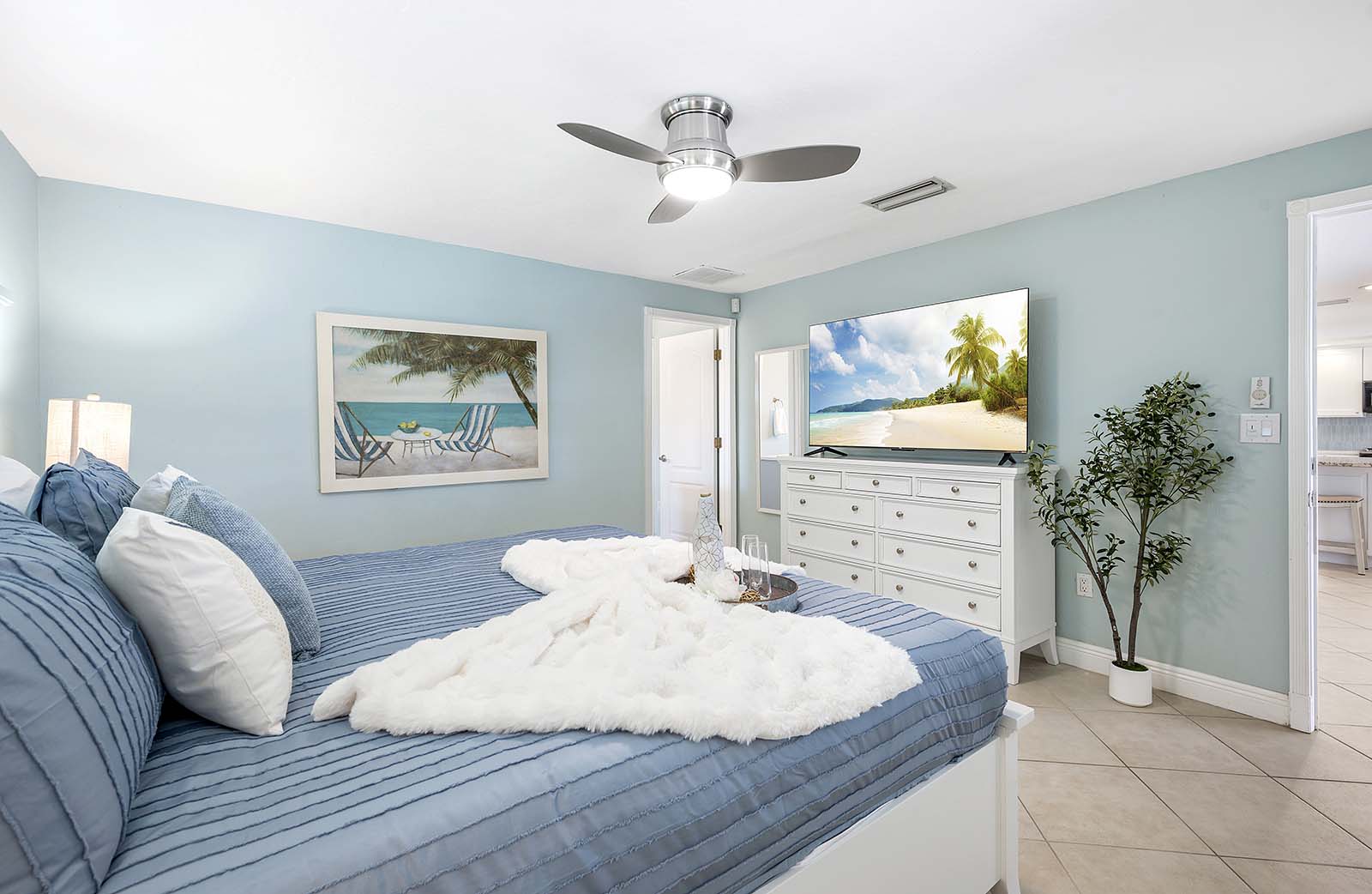 Bootsdock mit Bootslift am Kanal hinter dem Haus.