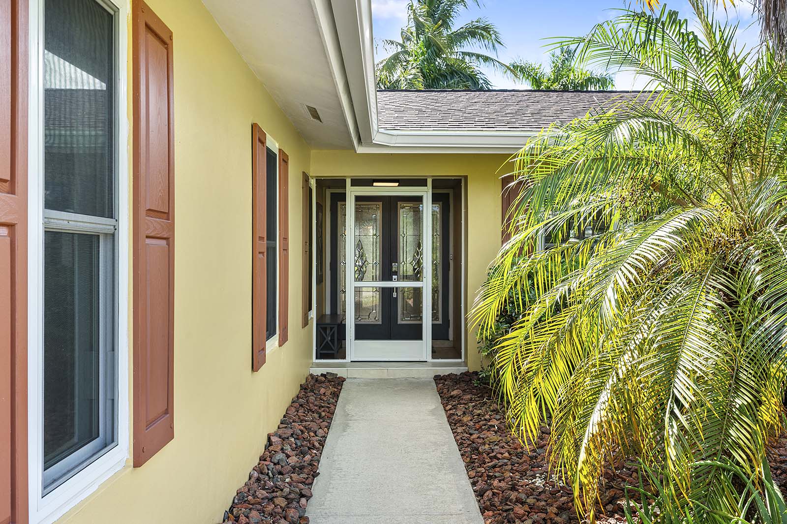 Blick auf den Kanal am Morgen mit privatem Bootsdock und Bootslift.