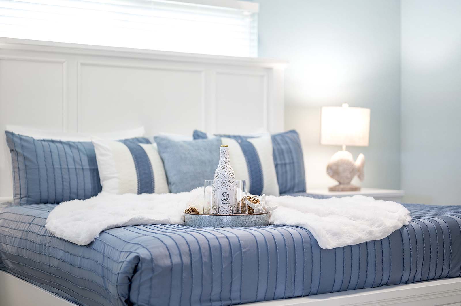 Blick auf den Kanal mit privatem Bootsdock und Bootslift.