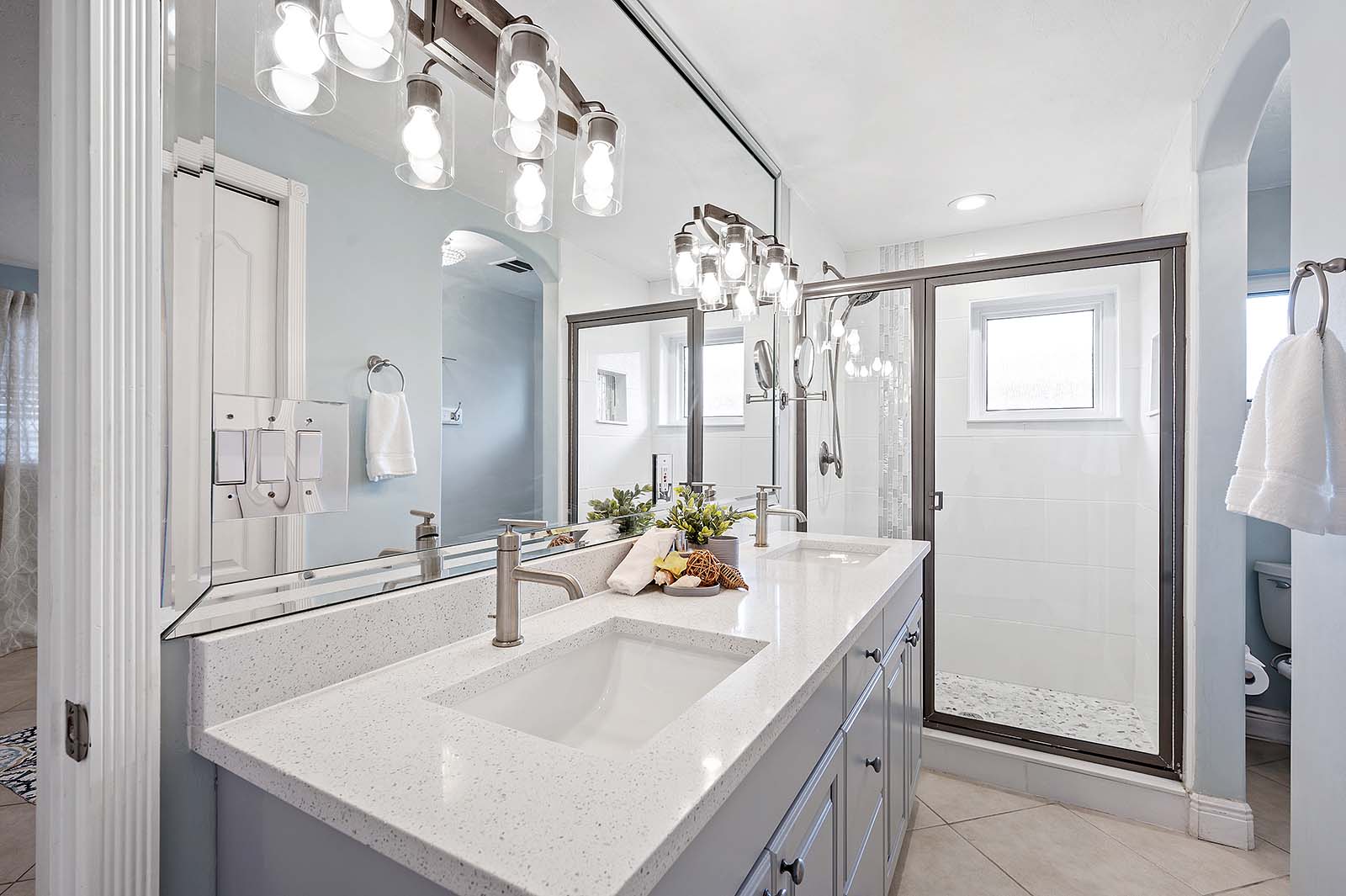 Bootsdock mit Bootslift am Kanal hinter dem Haus.