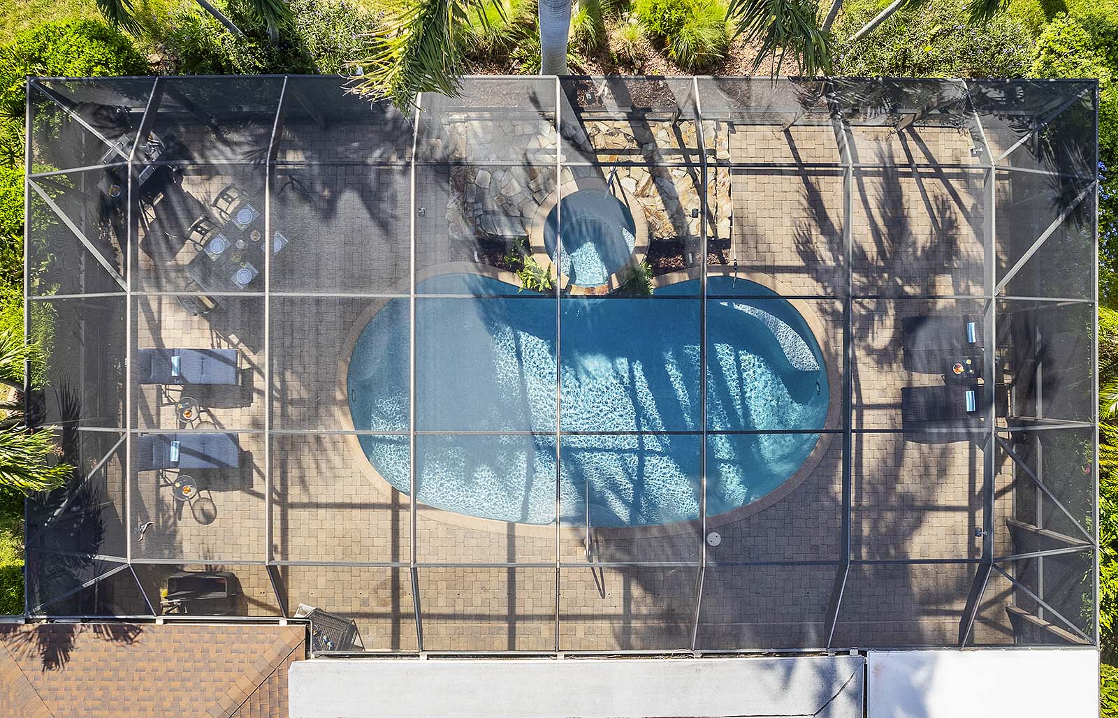 Bootsdock mit Bootslift am Kanal hinter dem Haus.