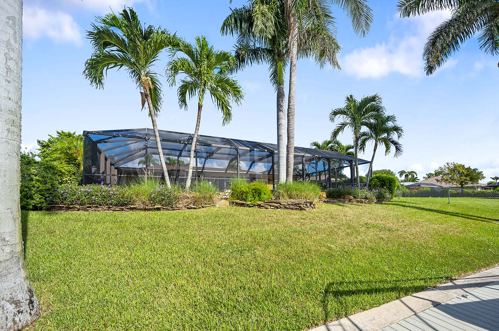 Blick auf den Kanal mit privatem Bootsdock und Bootslift.