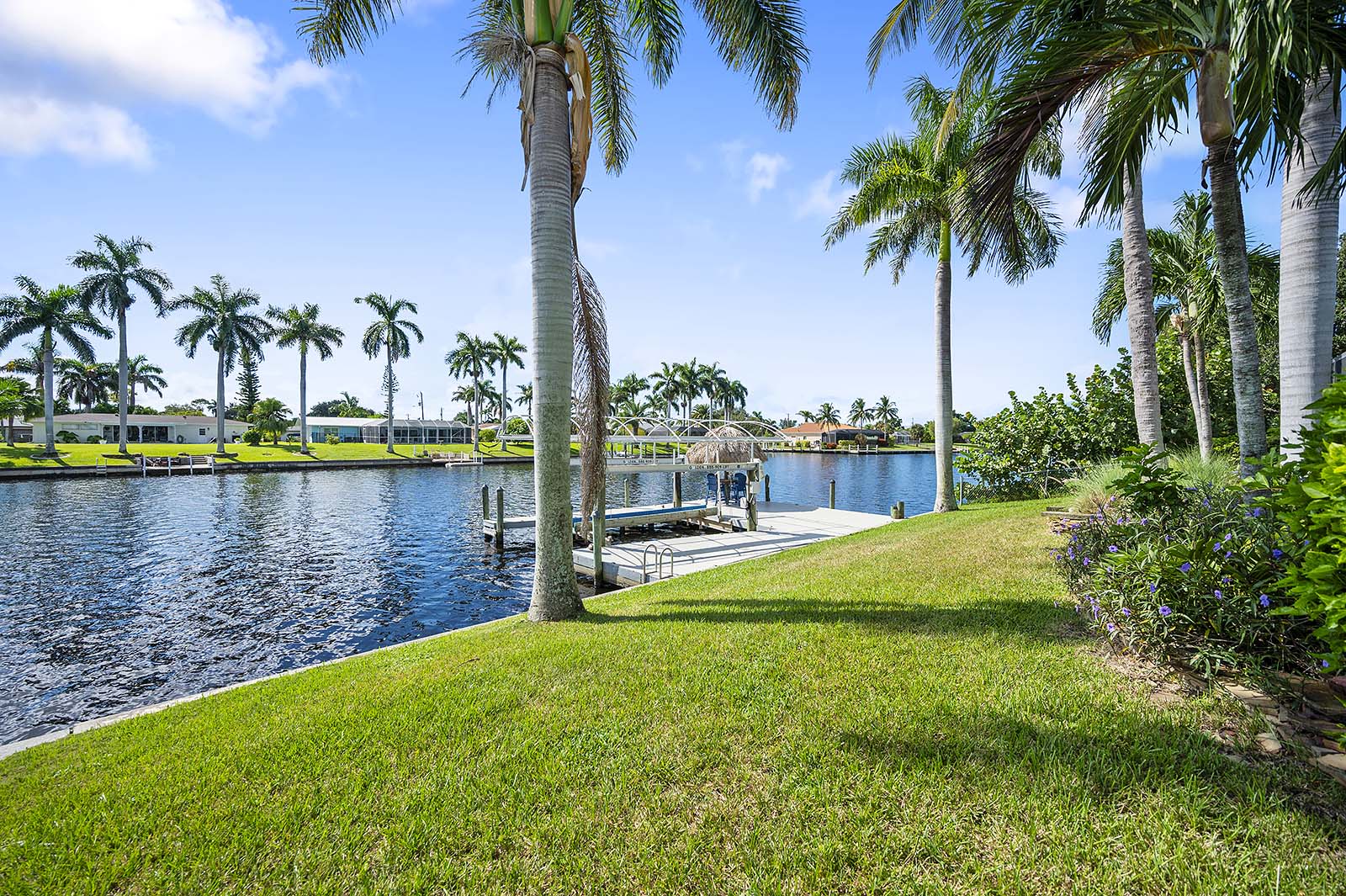 Blick auf den Kanal mit privatem Bootsdock und Bootslift.