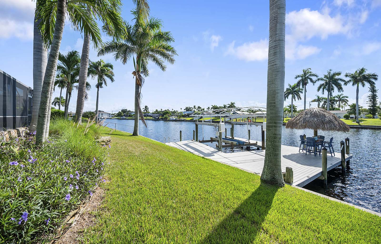 Bootsdock mit Bootslift am Kanal (Gulf Access) in SE Cape Coral.