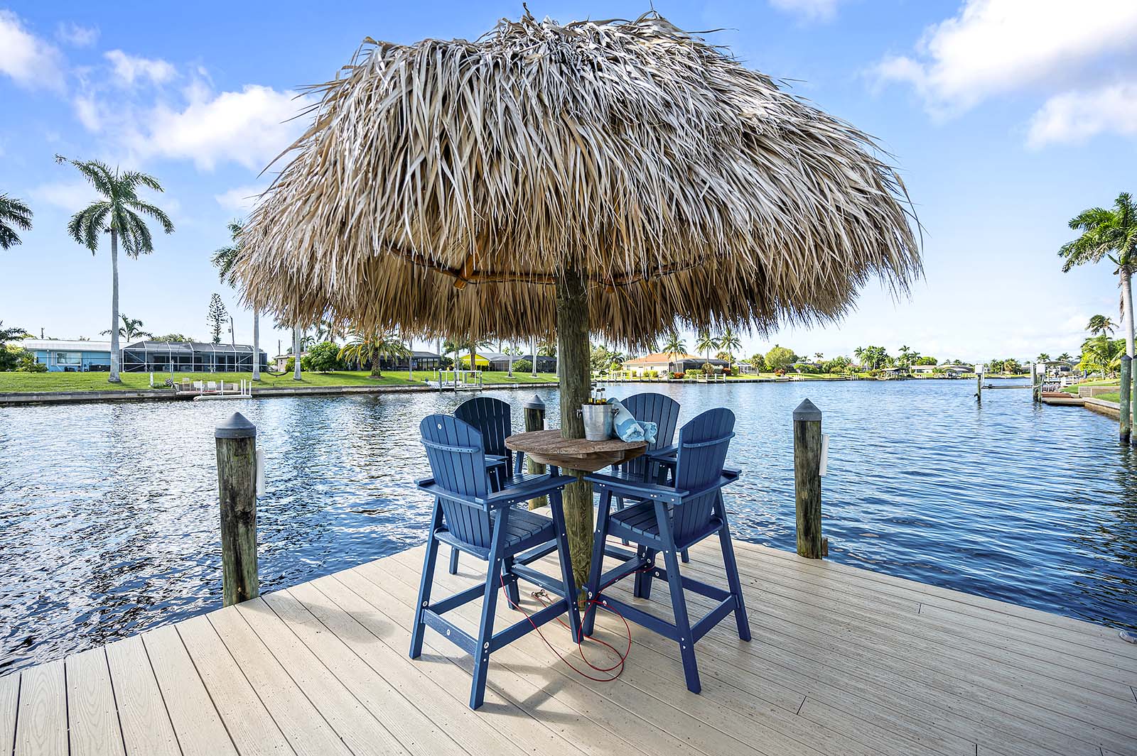 Blick auf den Kanal mit privatem Bootsdock und Bootslift.