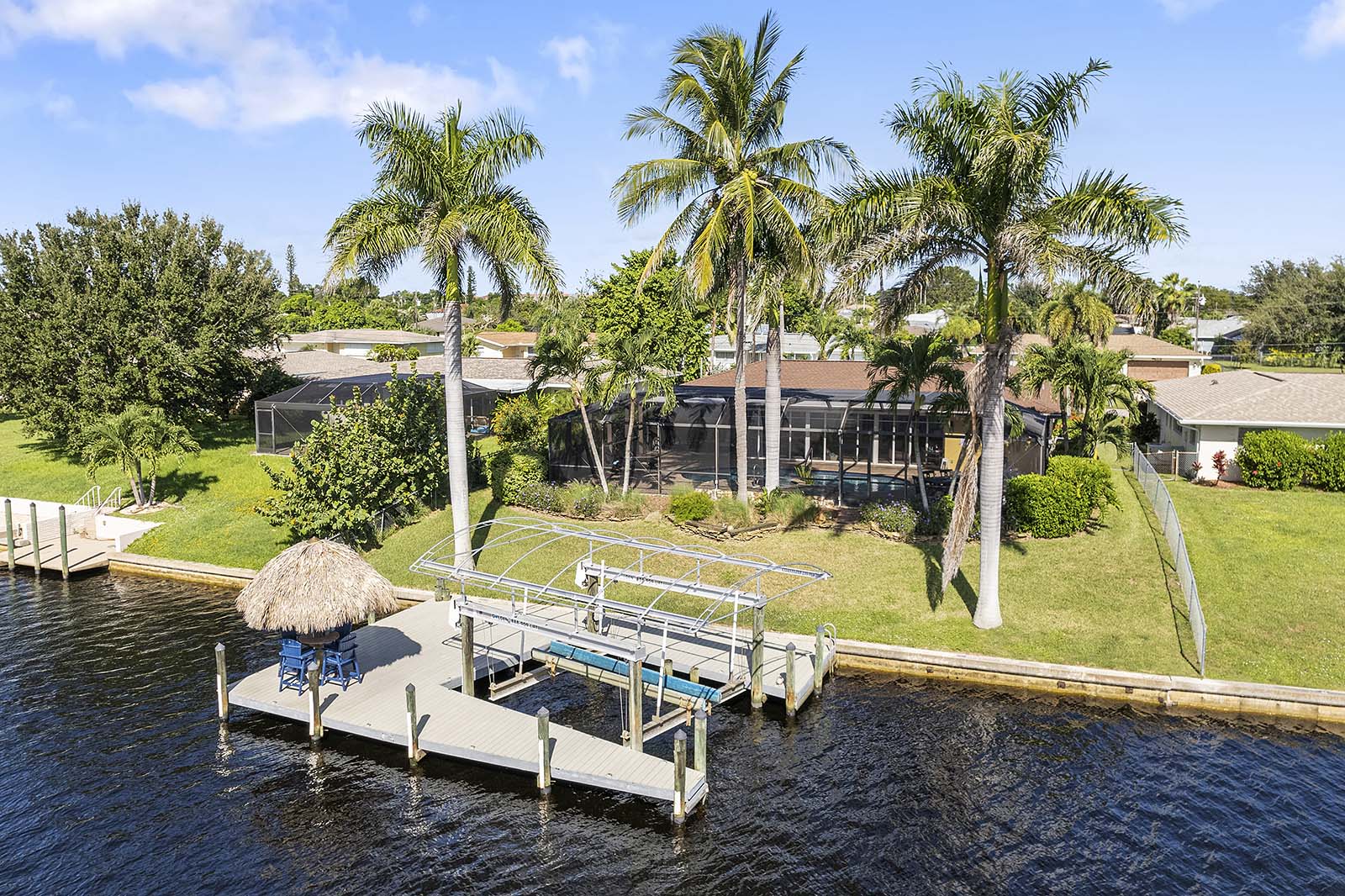 Bootsdock mit Bootslift am Kanal (Gulf Access) in SE Cape Coral.