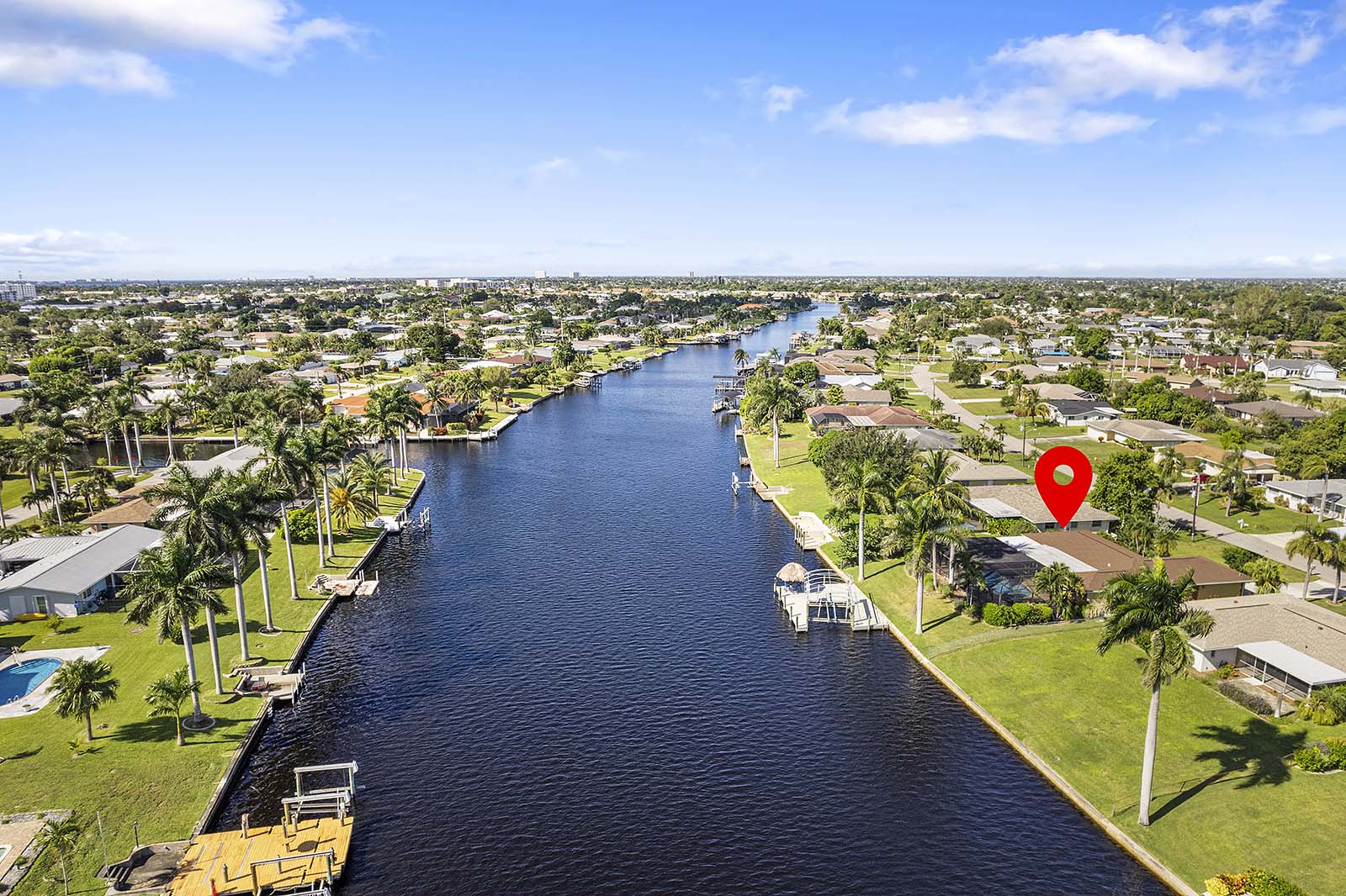 Außenbereich am Kanal mit privatem Bootsdock und Bootslift.