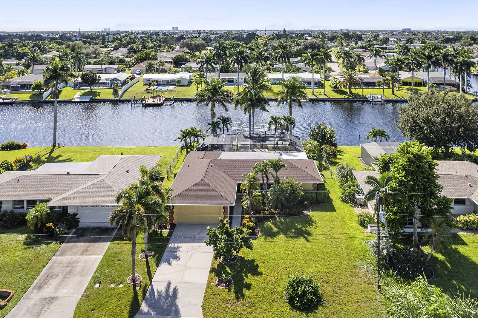 Privates Bootsdock mit Bootslift am Kanal.