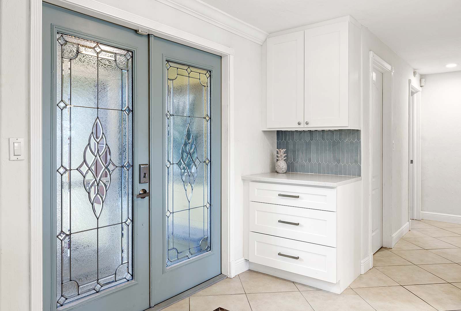 Blick auf den Kanal mit privatem Bootsdock und Bootslift.