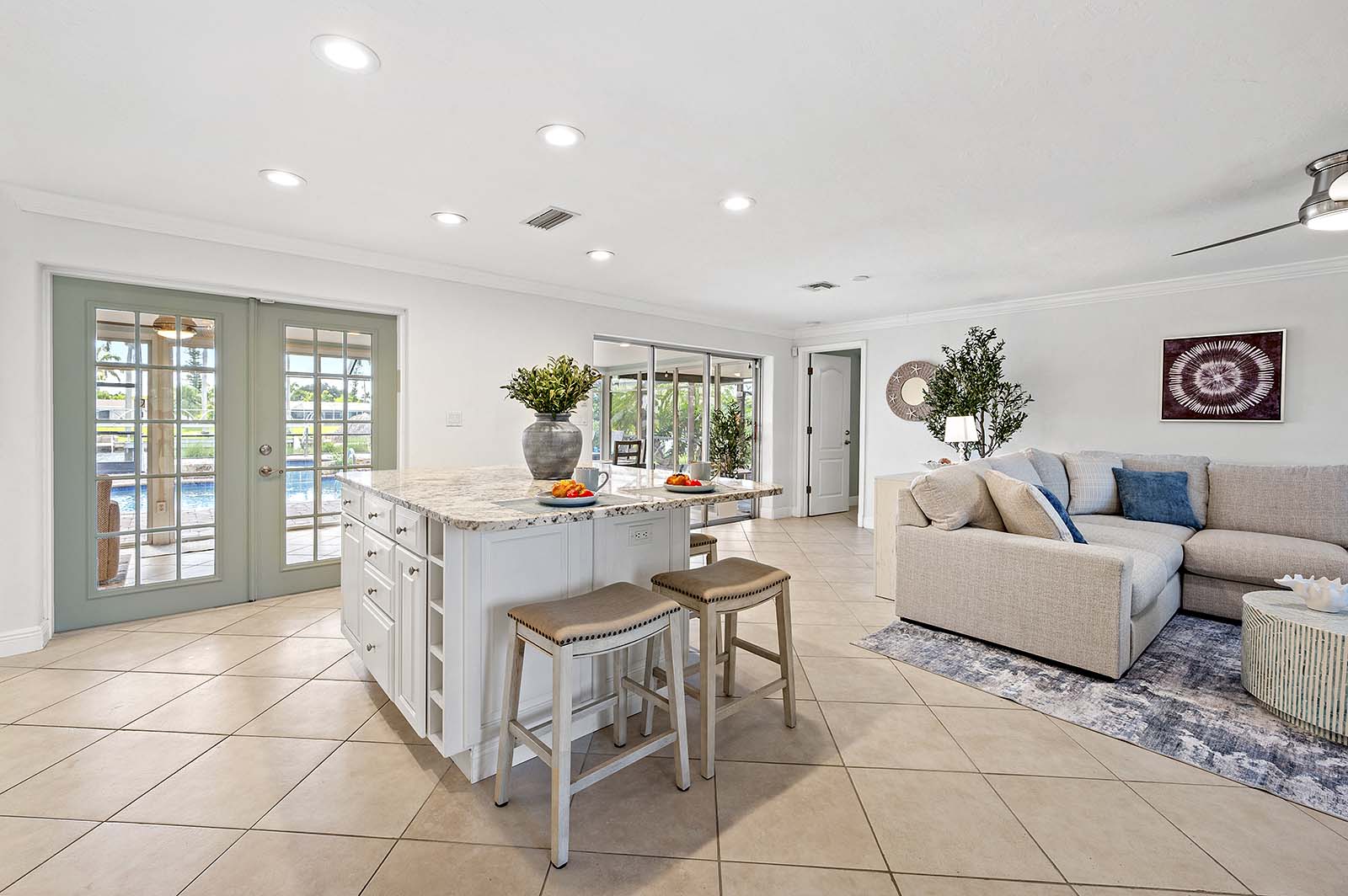 Privates Bootsdock mit Bootslift am Kanal (Gulf Access).