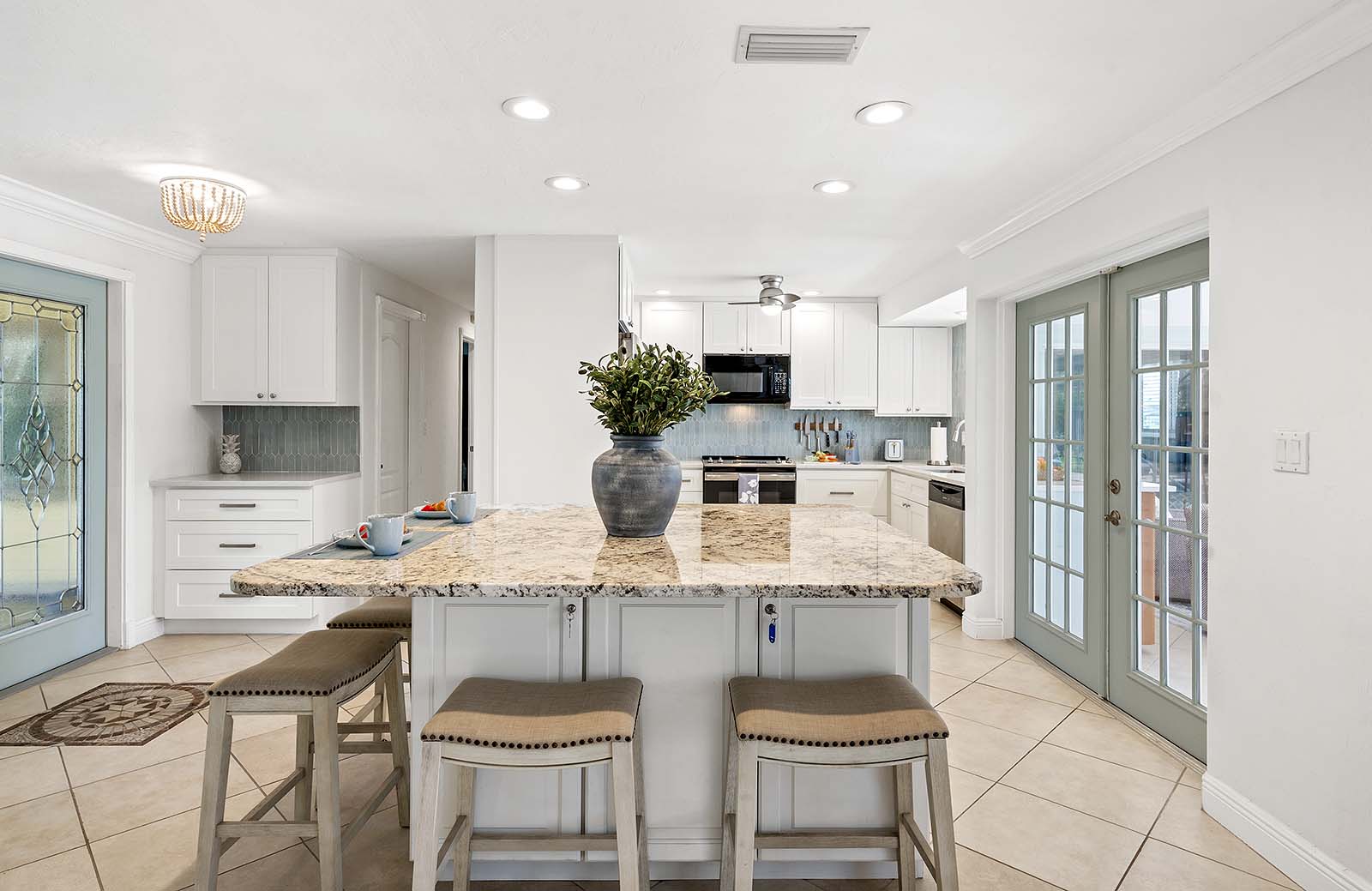 Bootsdock mit Bootslift am Kanal hinter dem Haus.