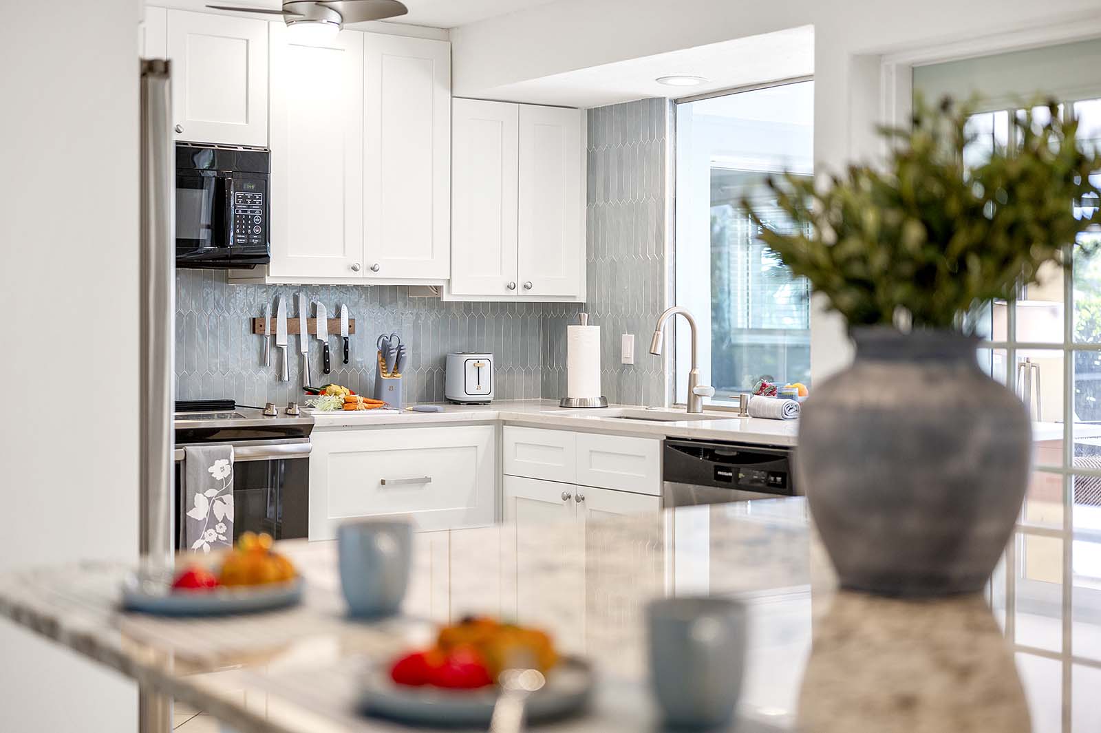 Bootsdock mit Bootslift am Kanal hinter dem Ferienhaus.