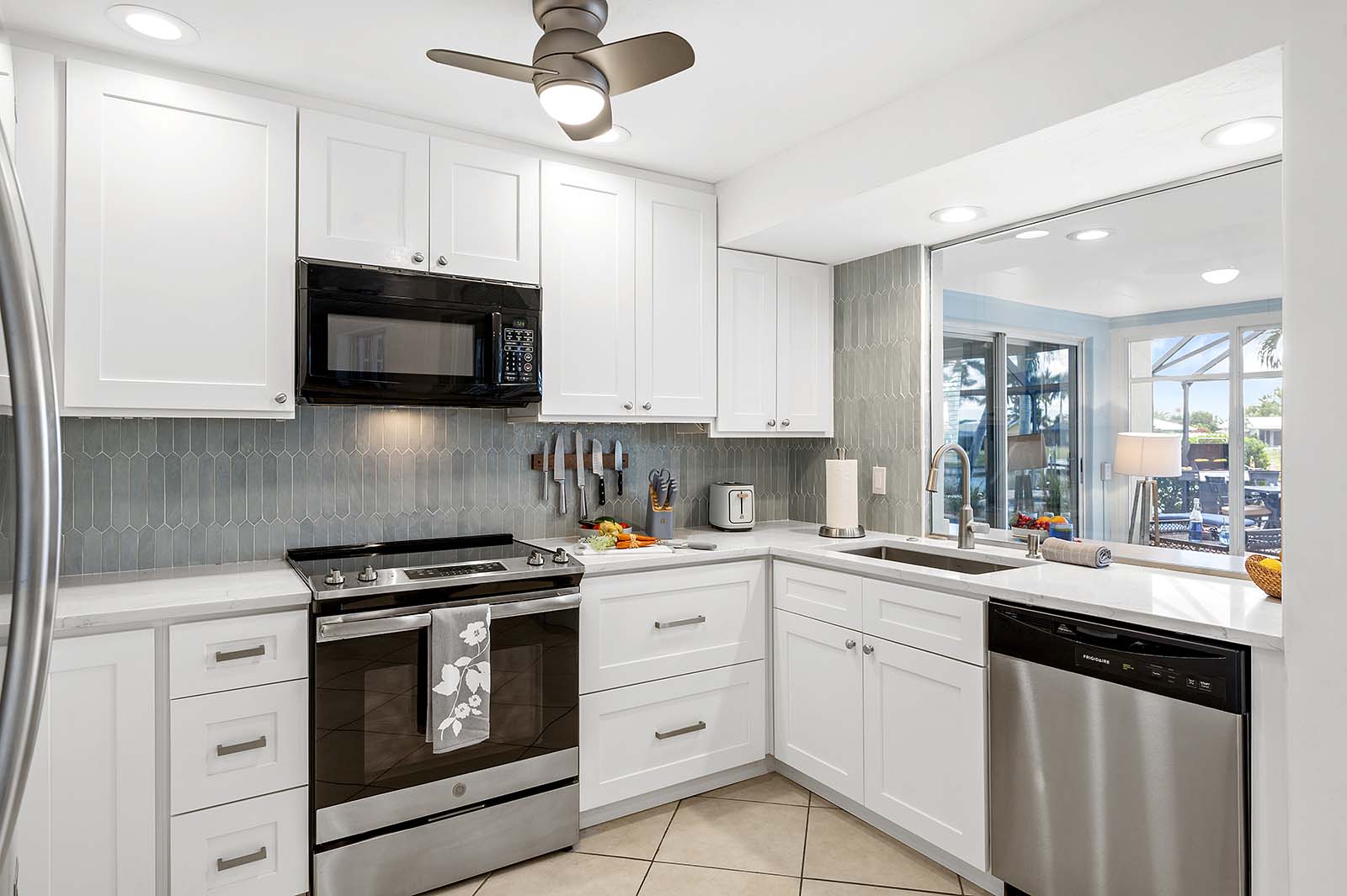 Bootsdock mit Bootslift am Kanal hinter dem Haus.