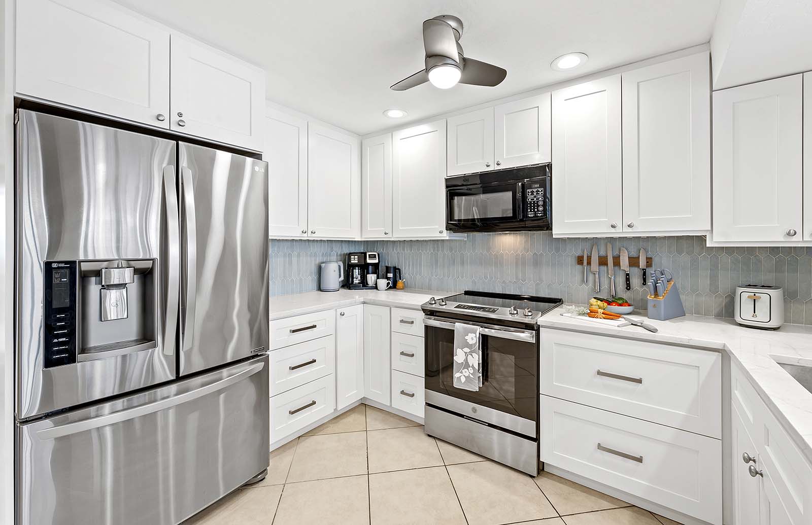 Blick auf den Kanal mit privatem Bootsdock und Bootslift.