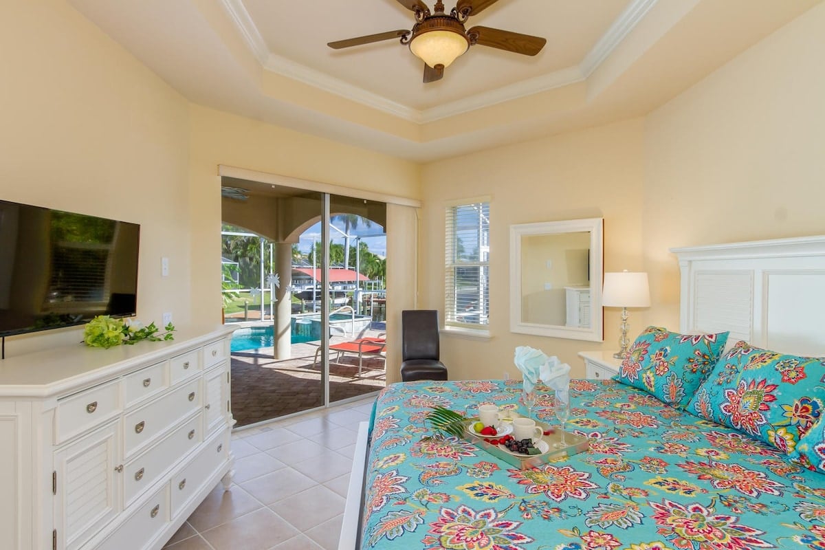 Poolbereich mit Whirlpool und Blick auf den Kanal