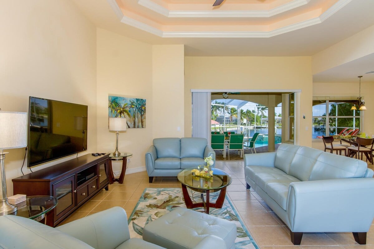 Privater Pool mit Whirlpool auf der Lanai am Kanal.