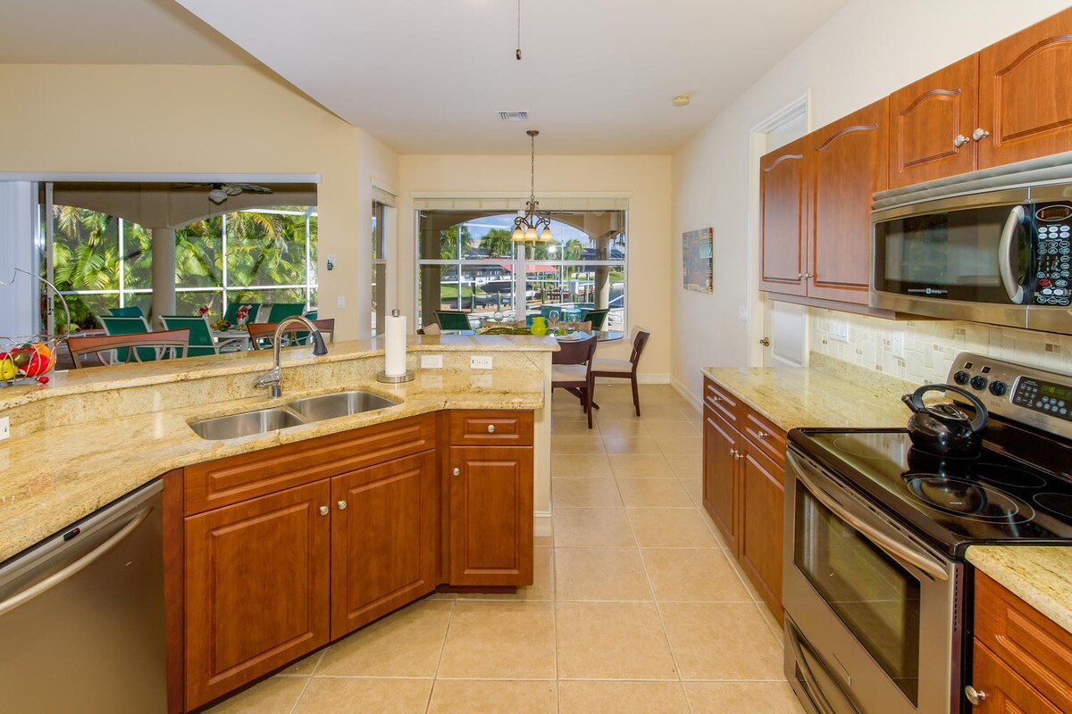 Poolbereich mit Whirlpool und Blick auf den Kanal.