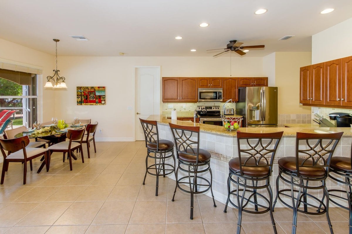Pool- und Whirlpoolbereich auf der Lanai mit Blick auf den Kanal.