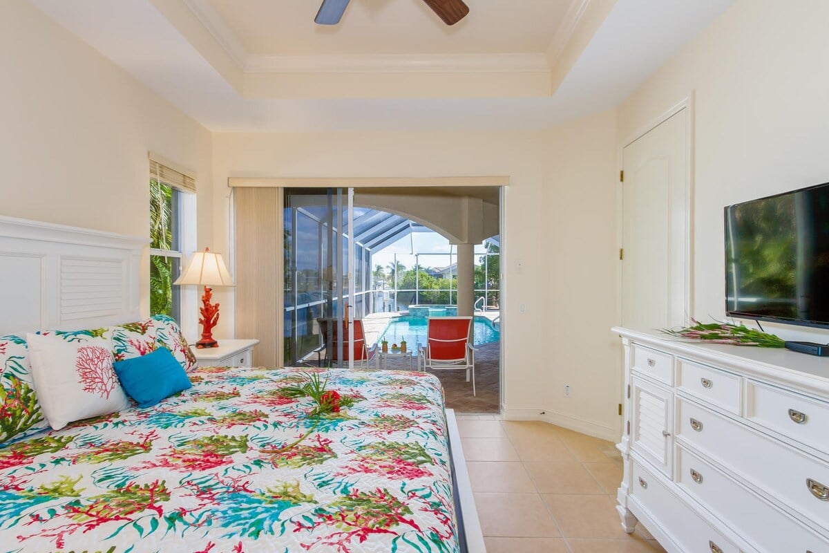 Große Lanai mit Outdoor-Essbereich und Lounge-Möbeln am Pool.