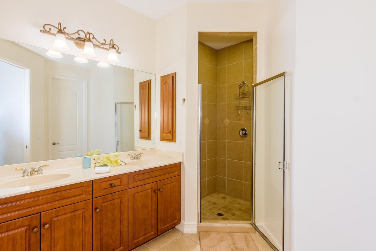 Poolbereich mit Whirlpool und Blick auf den Kanal