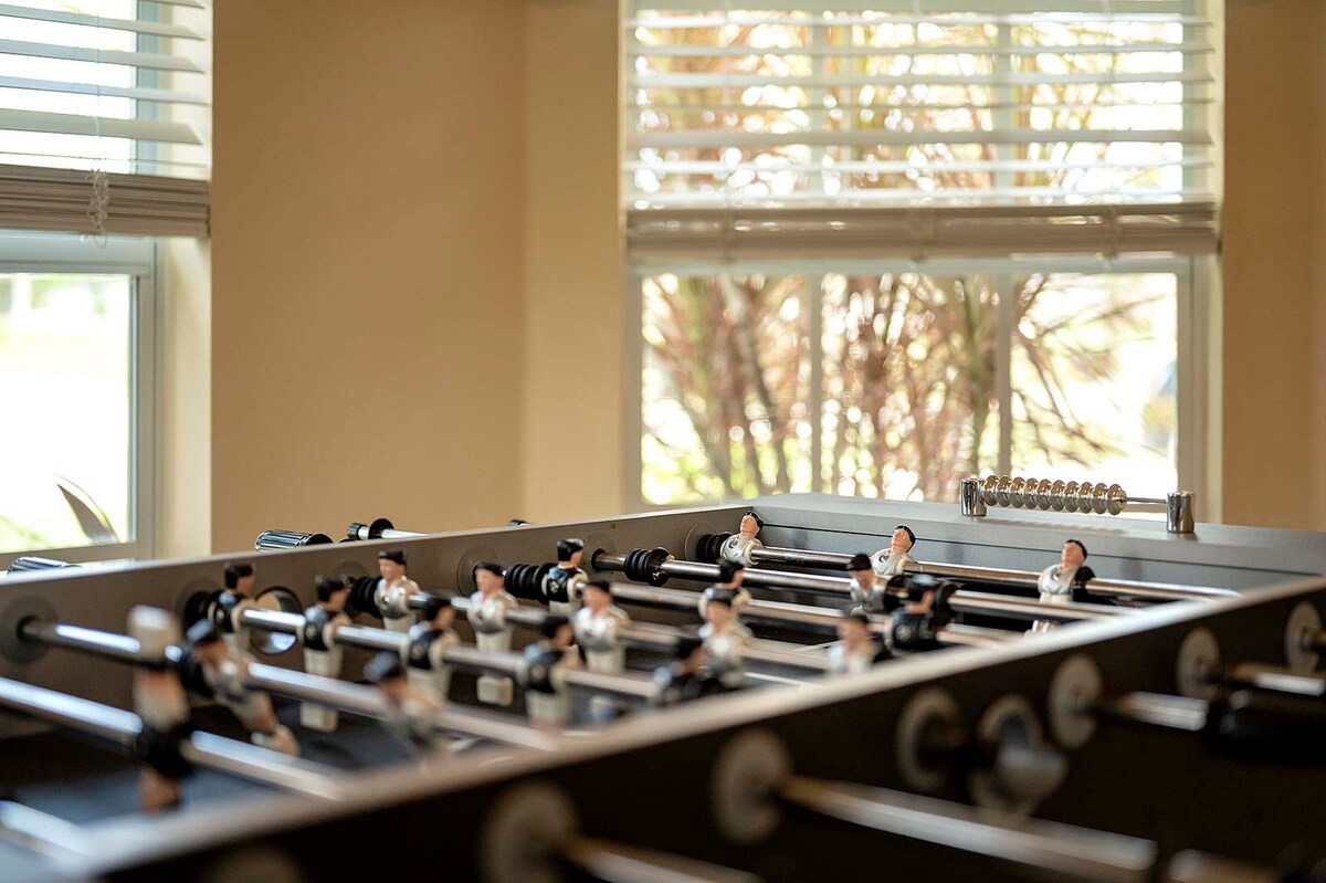 Überdachte Veranda mit Sitzbereich und Blick in den eingezäunten Garten.