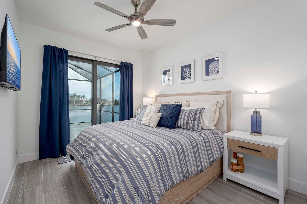 Lanai mit Salzwasser-Pool und Blick auf den Kanal bei Sonnenuntergang.