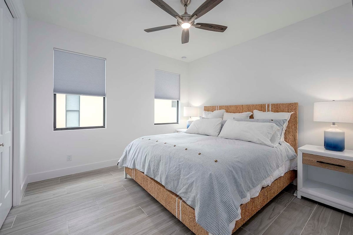 Lanai mit Salzwasser-Pool und Blick auf den Kanal bei Sonnenuntergang.