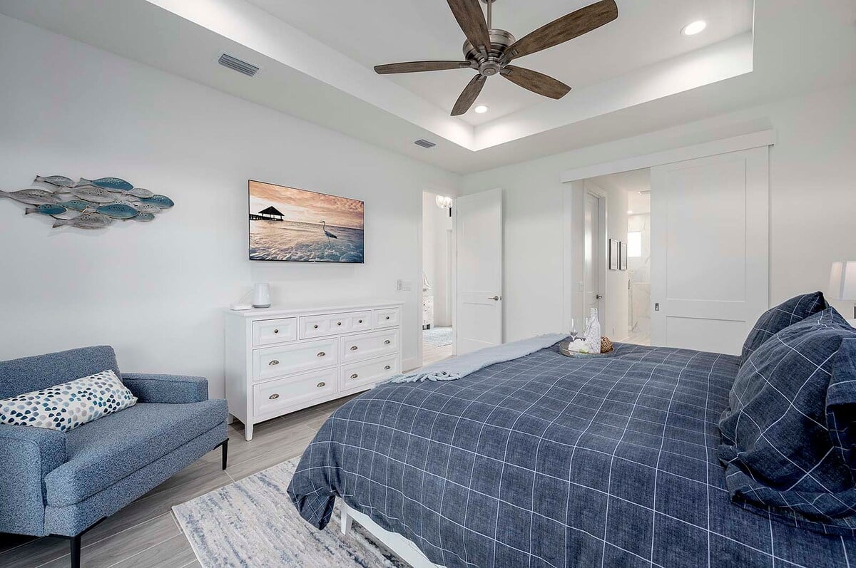 Lanai mit Salzwasser-Pool und Blick auf den Kanal bei Sonnenuntergang.