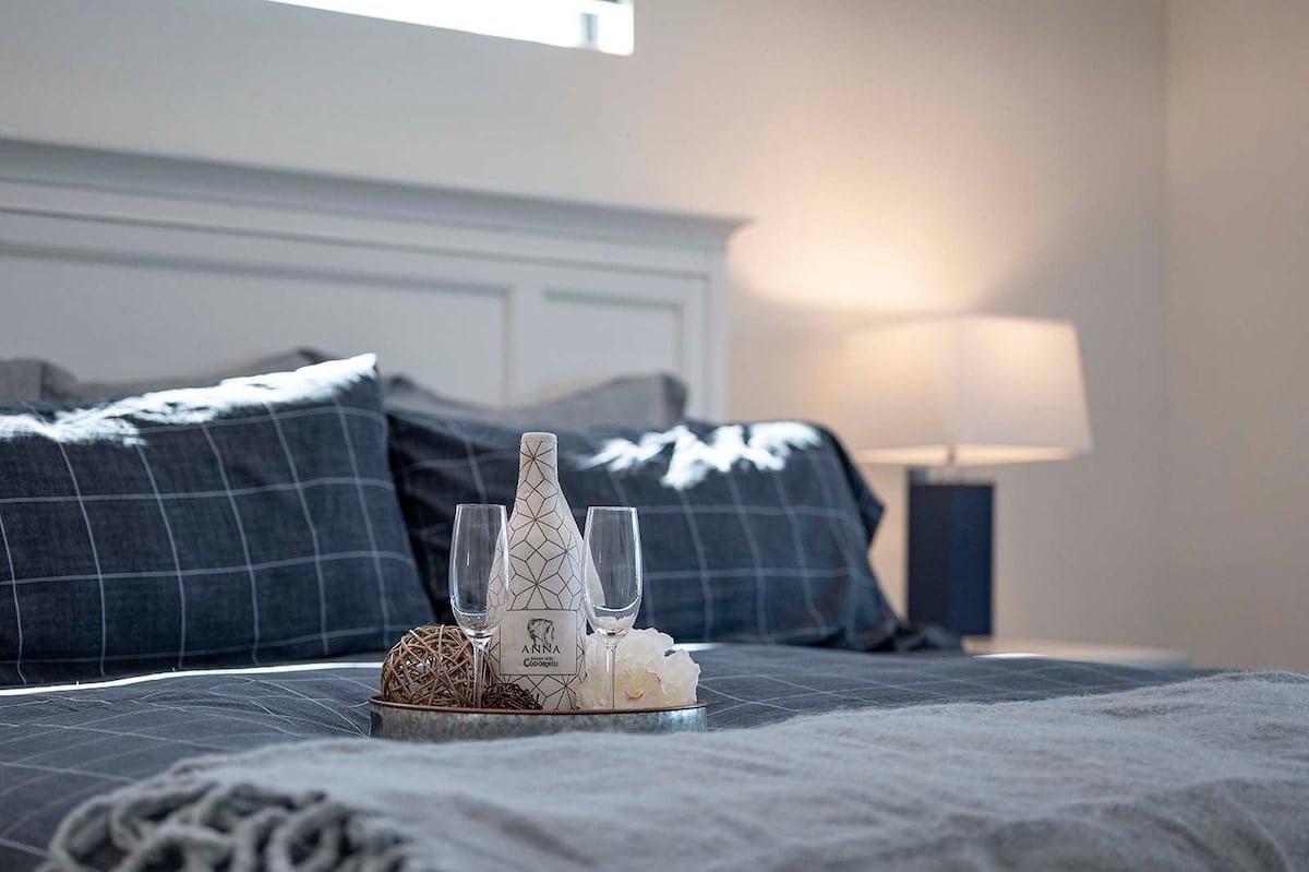 Lanai mit Salzwasser-Pool und Blick auf den Kanal bei Sonnenuntergang.