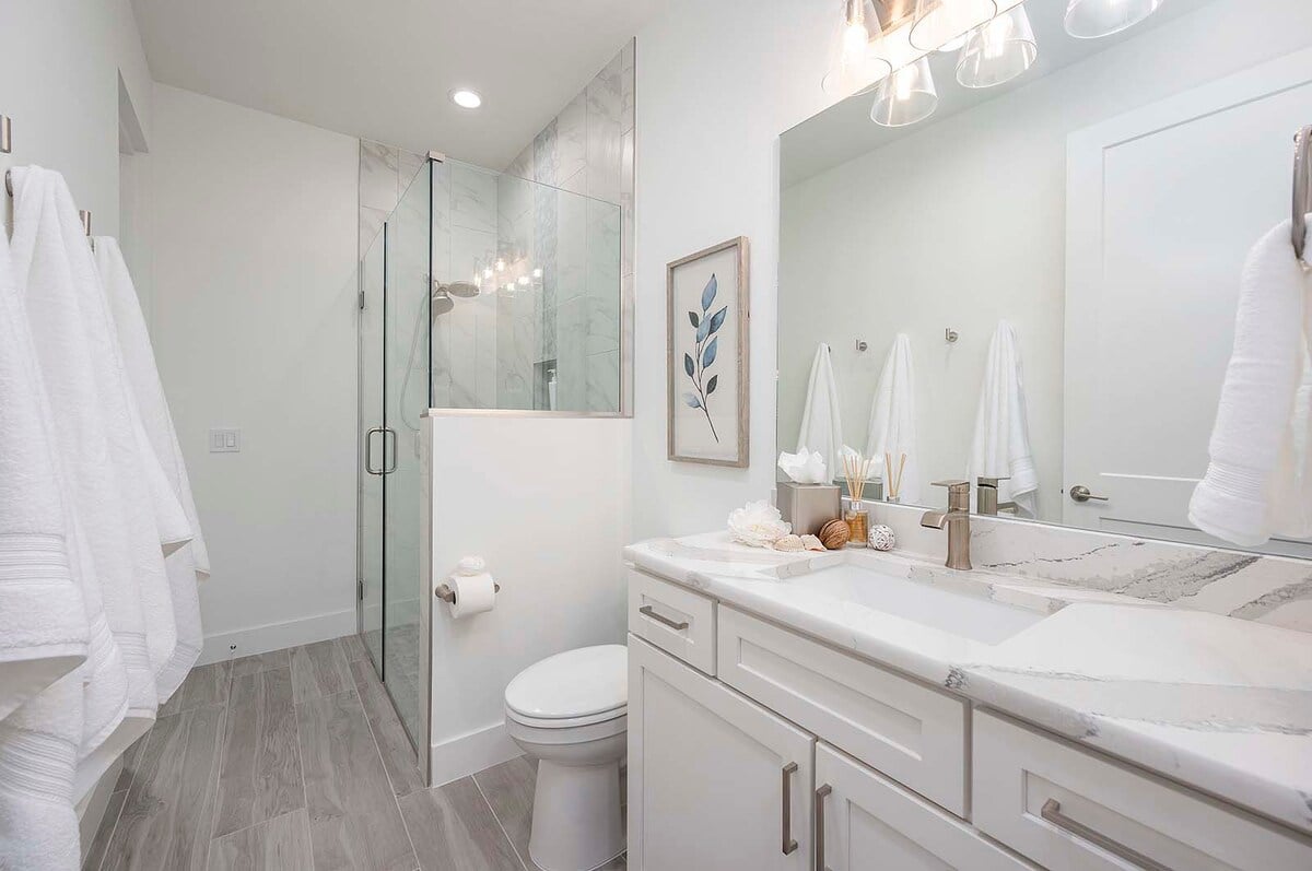 Lanai mit Salzwasser-Pool und Blick auf den Kanal bei Sonnenuntergang.