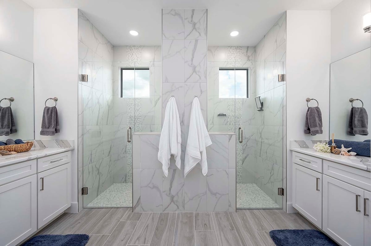 Lanai mit Salzwasser-Pool und Blick auf den Kanal bei Sonnenuntergang.