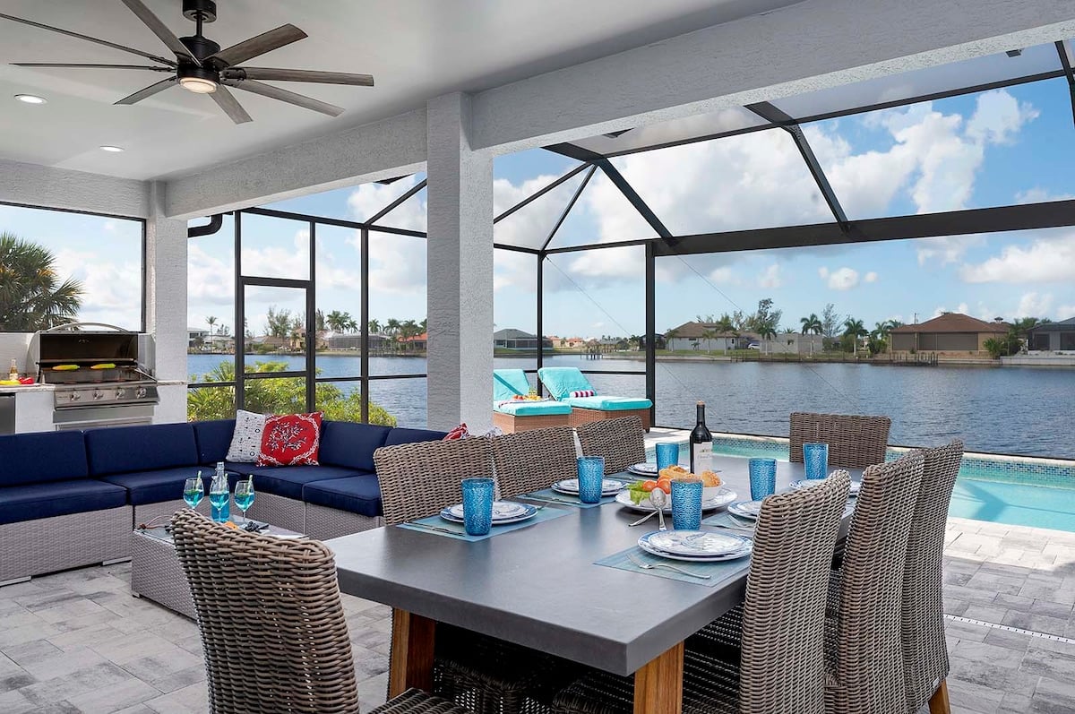 Lanai mit Blick auf den Kanal und den privaten Salzwasser-Pool bei Sonnenuntergang.