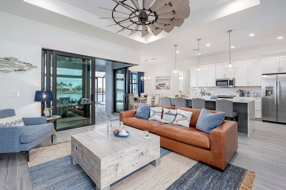 Lanai mit Salzwasser-Pool und Blick auf den Kanal bei Sonnenuntergang.